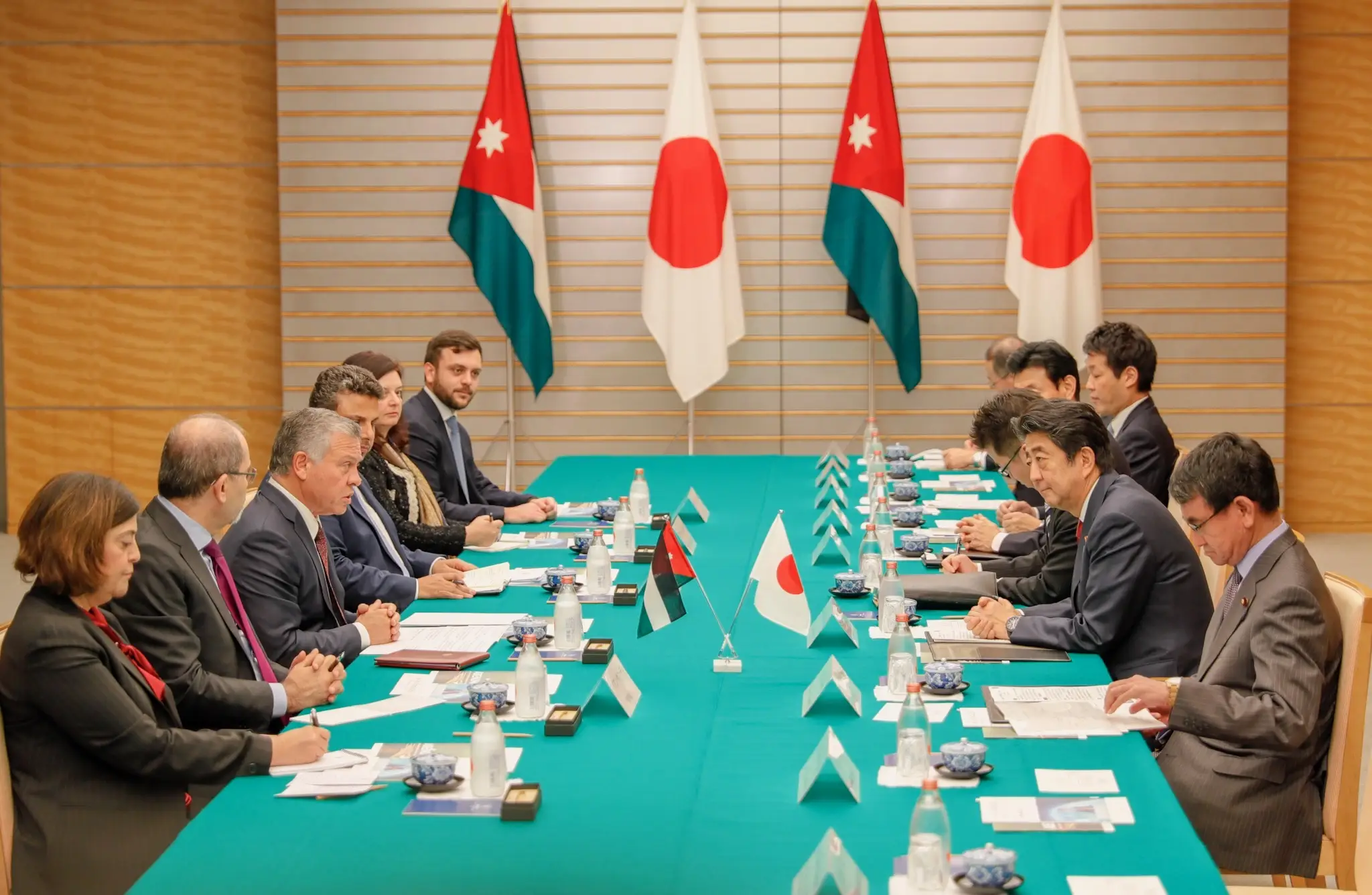 الملك ورئيس الوزراء الياباني يؤكدان أهمية الارتقاء بالتعاون بين البلدين وتعزيز الشراكة الاستراتيجية بينهما