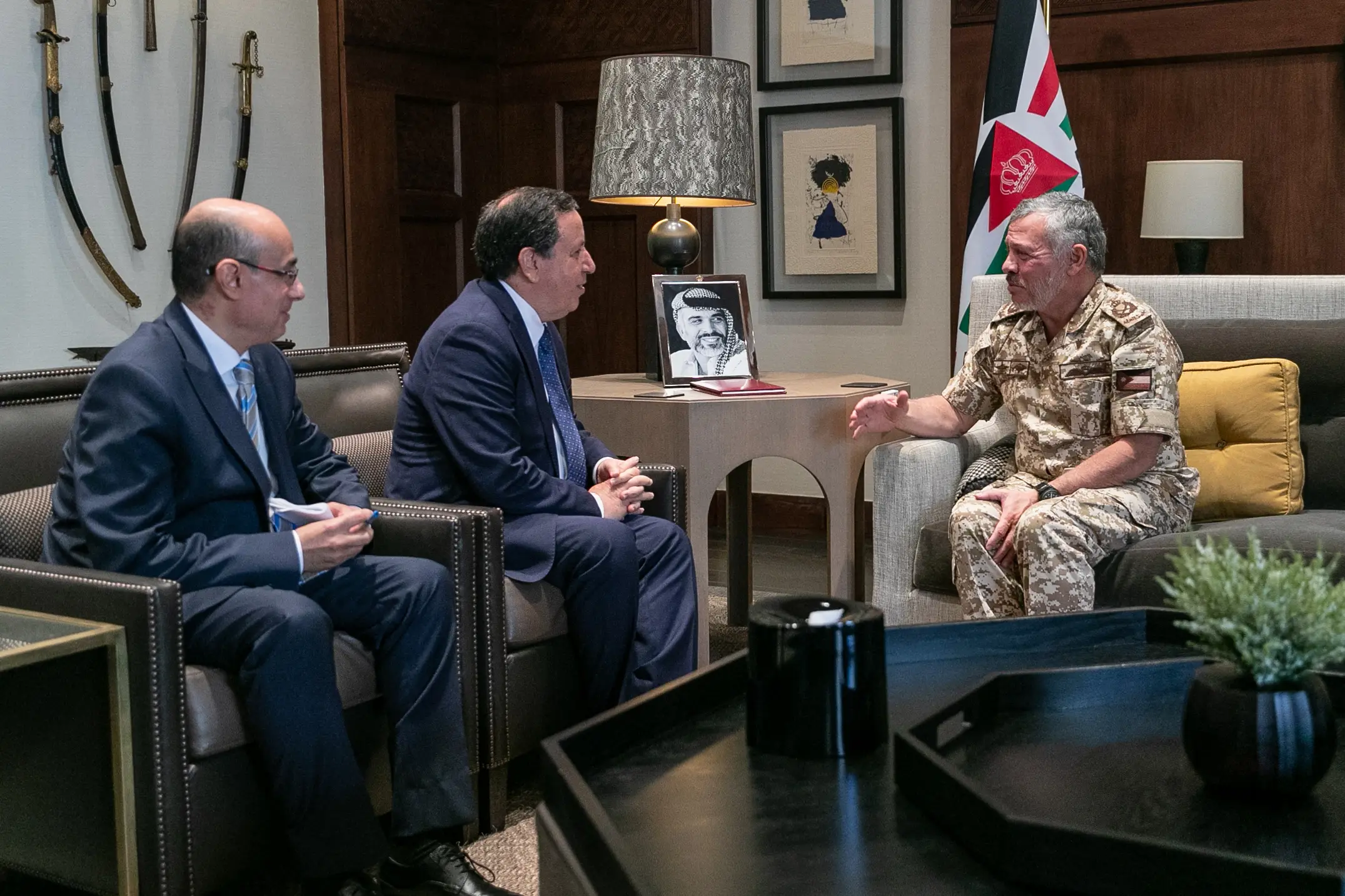 King meets Tunisian FM