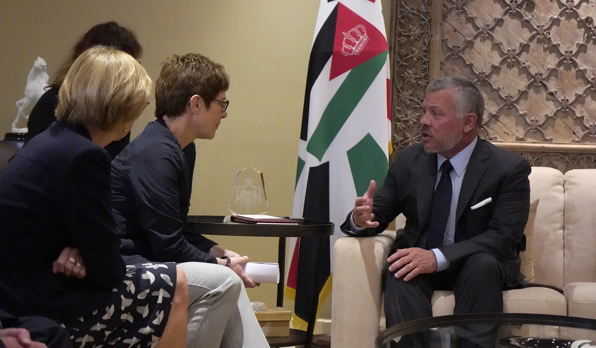 King meets German federal minister of defence