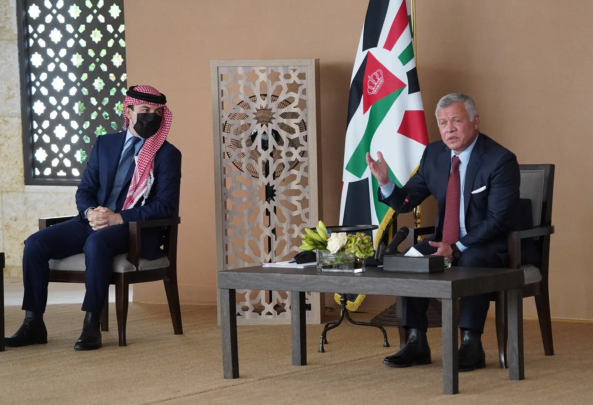 King meets with figures from southern governorates