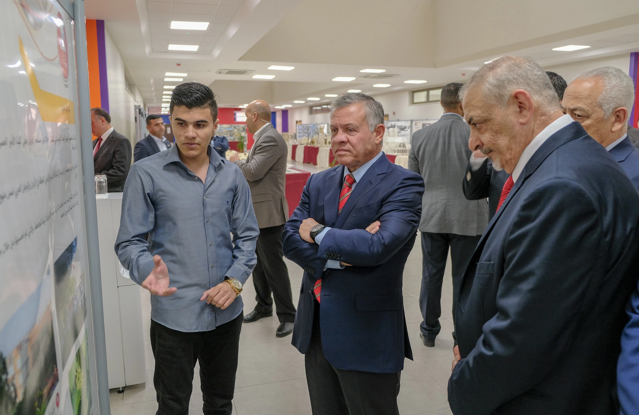 King visits Hashemite University, commends students’ achievements