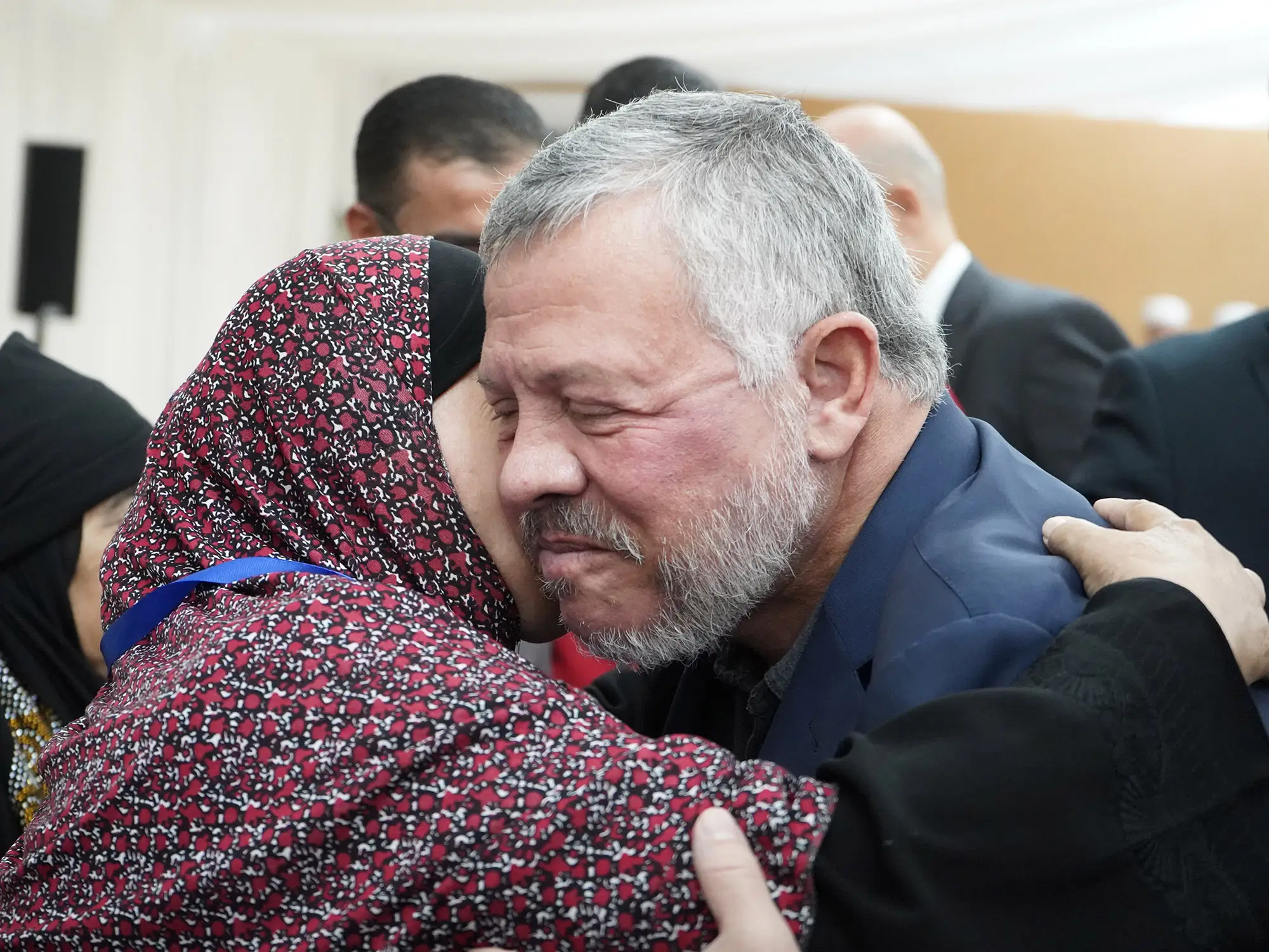 King sees off families of martyrs leaving to perform Hajj