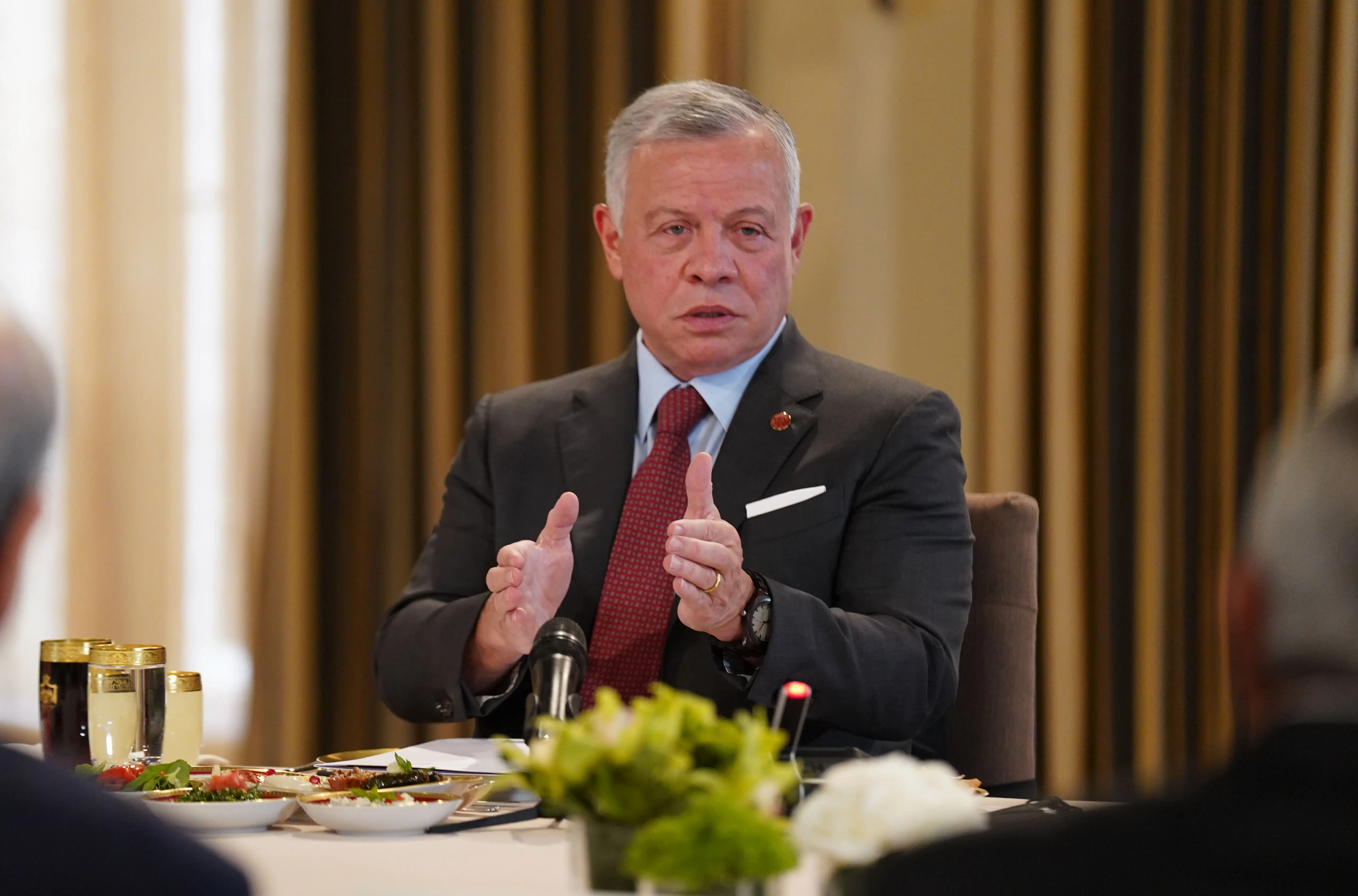 King meets former PMs, says diversity of opinion strengthens Jordan, as long as it serves public interest