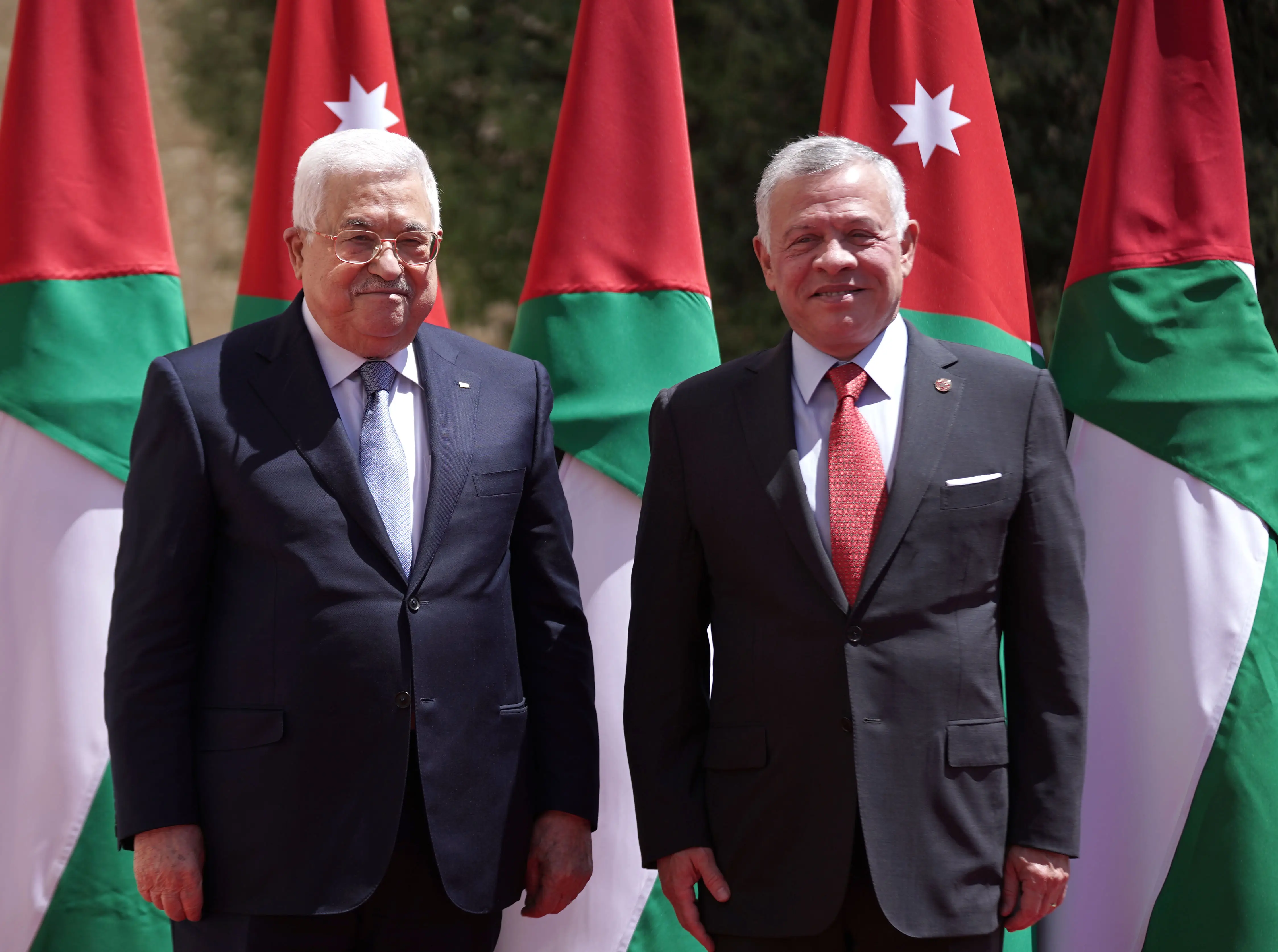 King meets Palestinian president, says nothing more important to Jordan than Palestinian cause