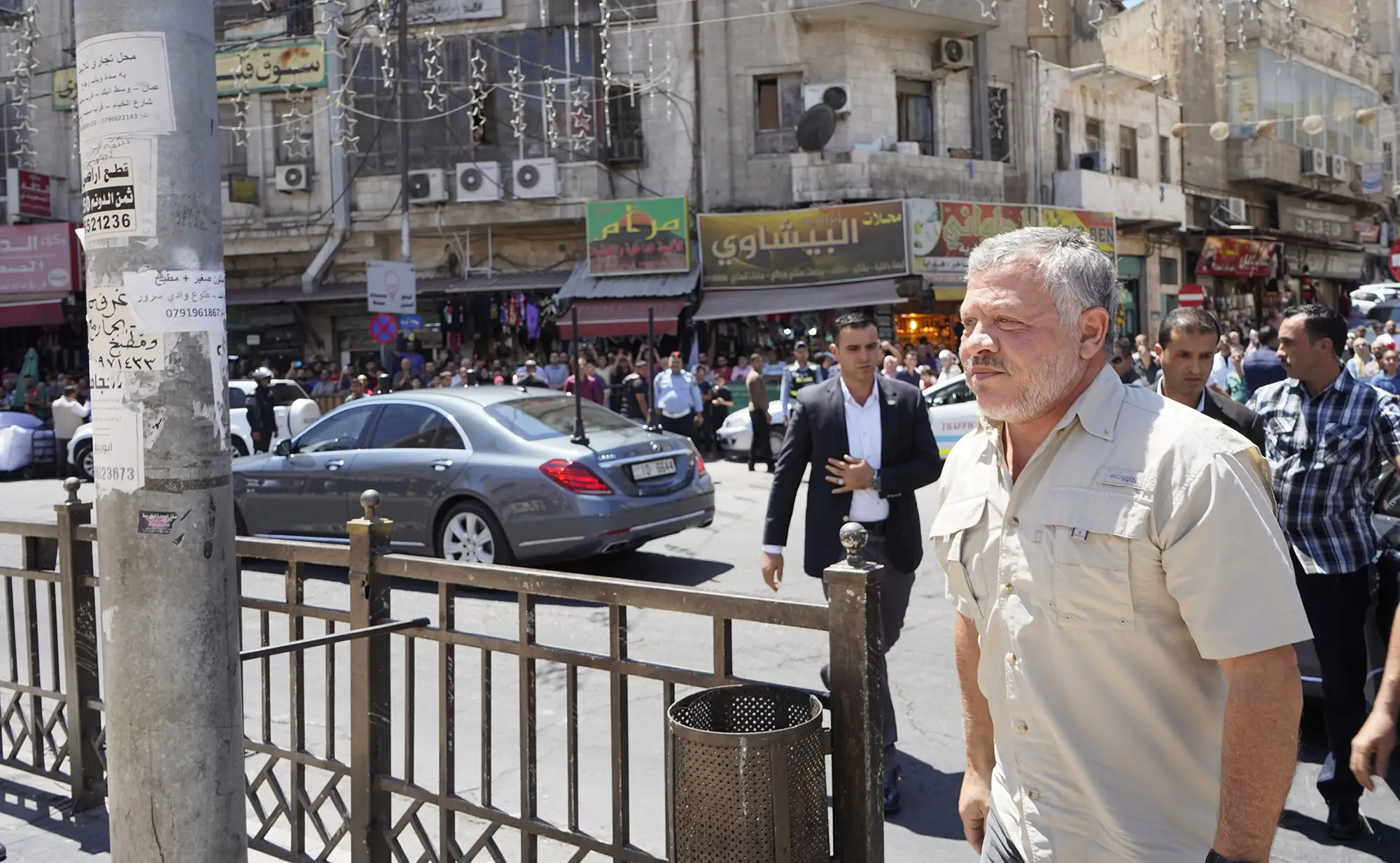 King visits Al Husseini Mosque upon returning to Jordan to check aftermath of recent fire