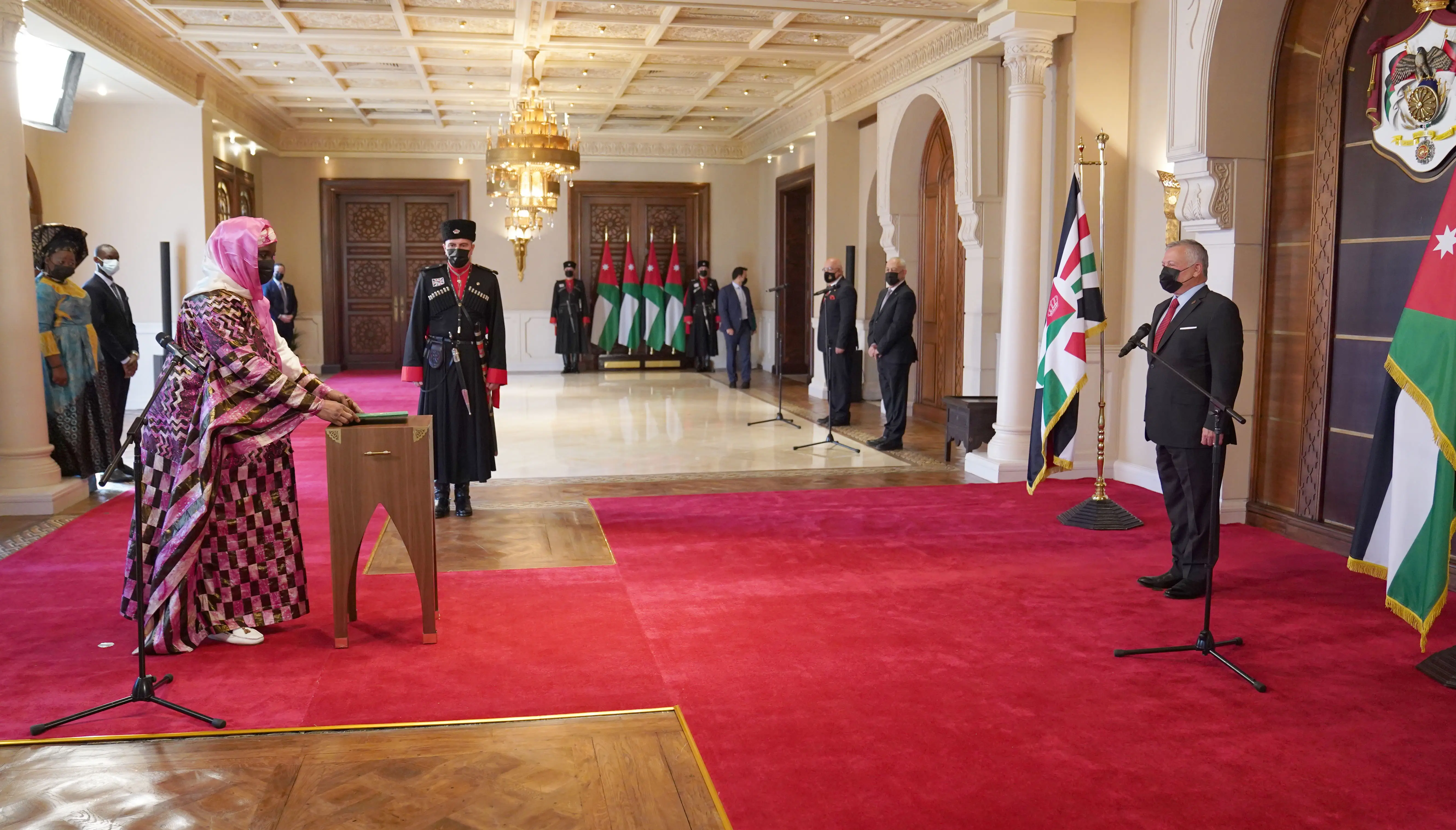 الملك يتقبل أوراق اعتماد عدد من السفراء