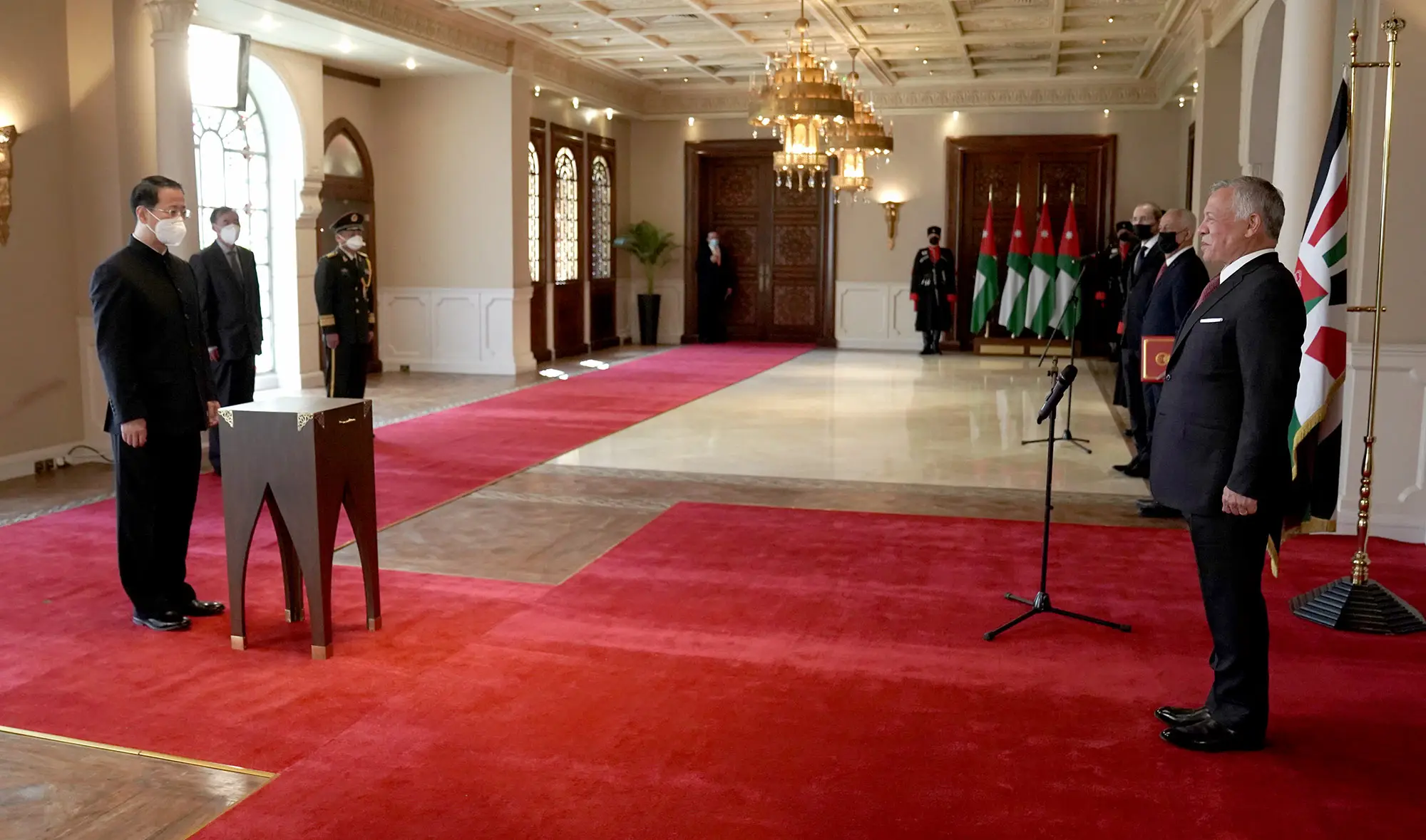 King accepts credentials of new ambassadors to Jordan