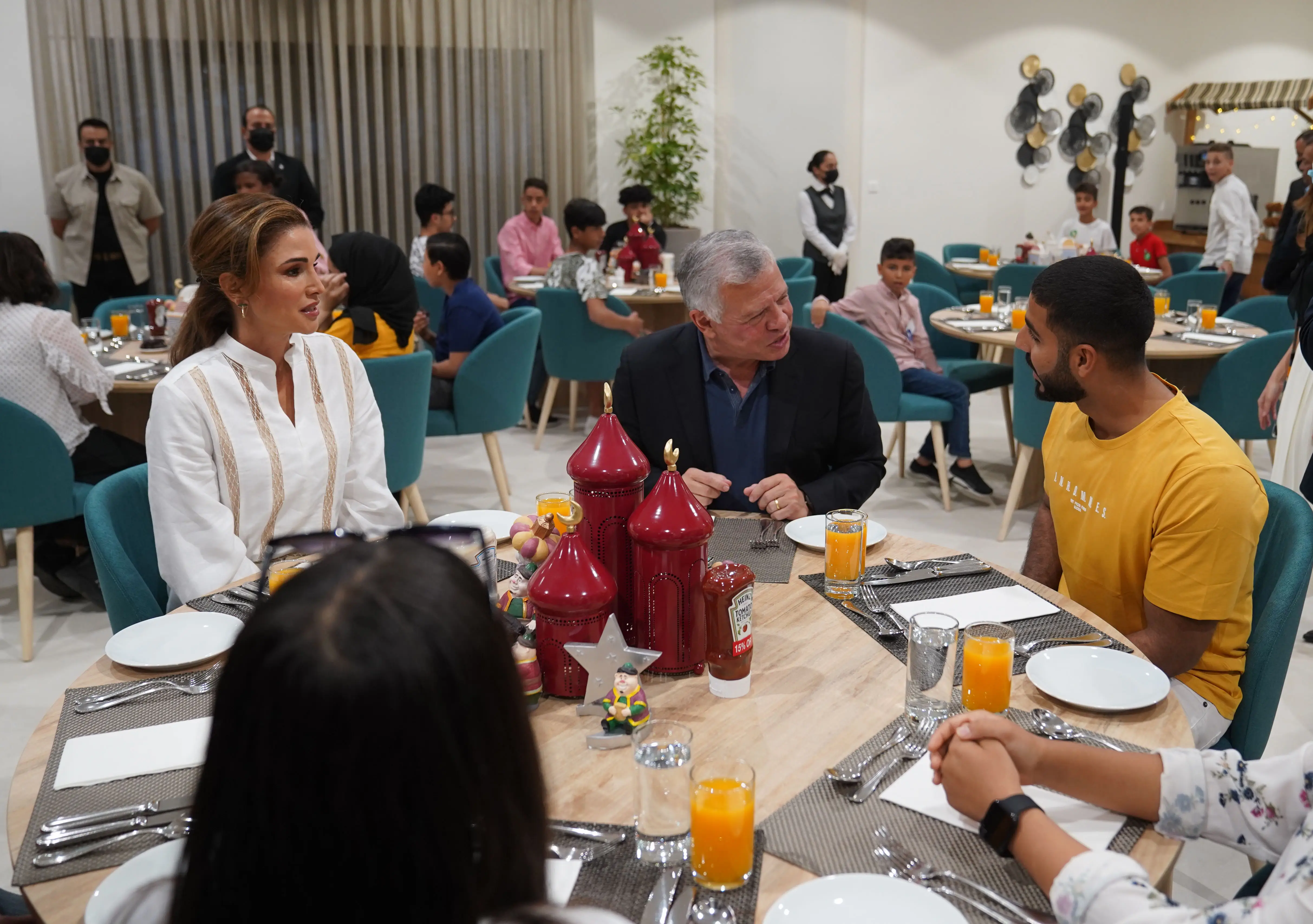 King hosts iftar for orphans in Aqaba