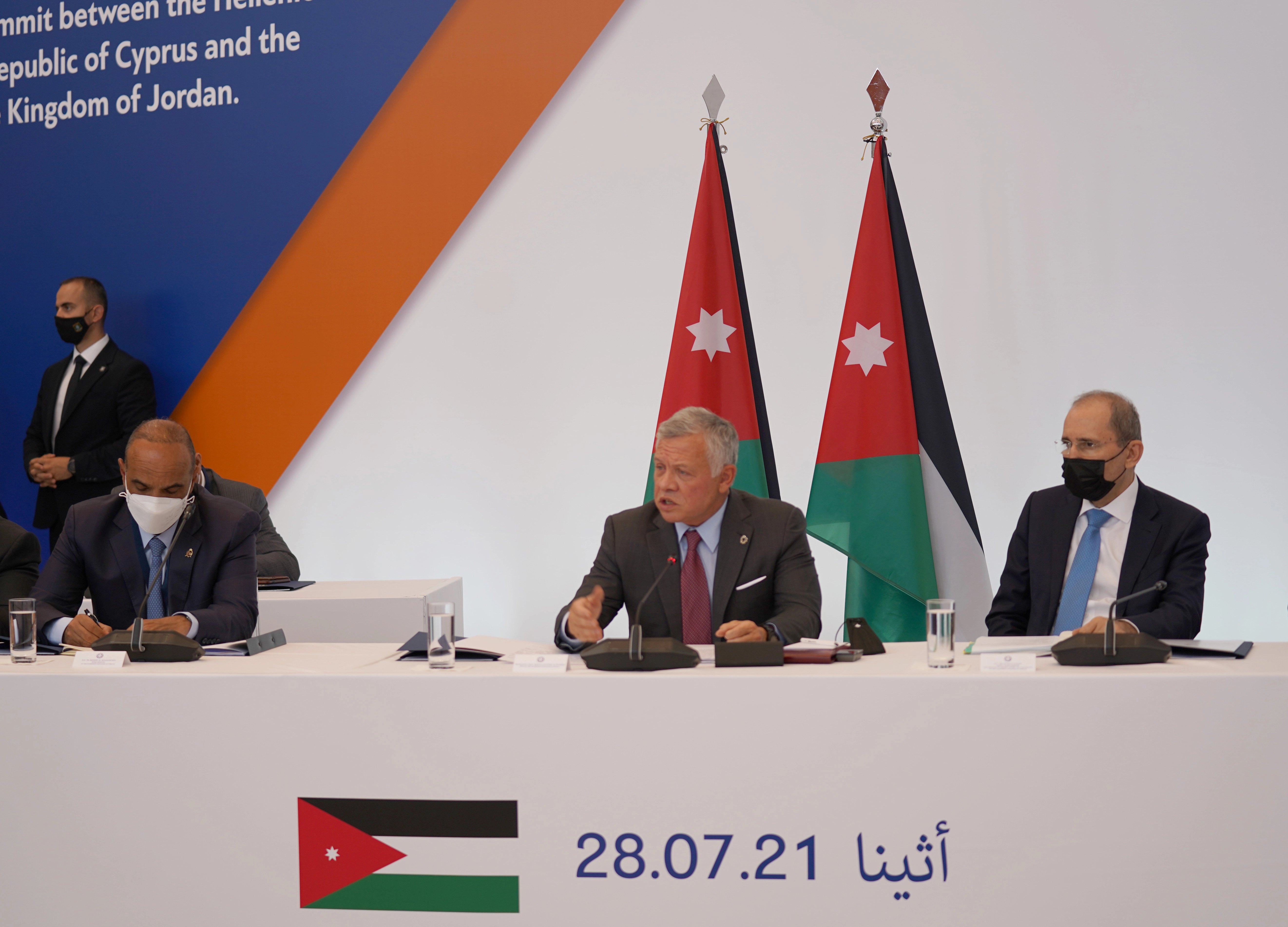 الملك والرئيس القبرصي ورئيس الوزراء اليوناني يعقدون قمة ثلاثية في أثينا