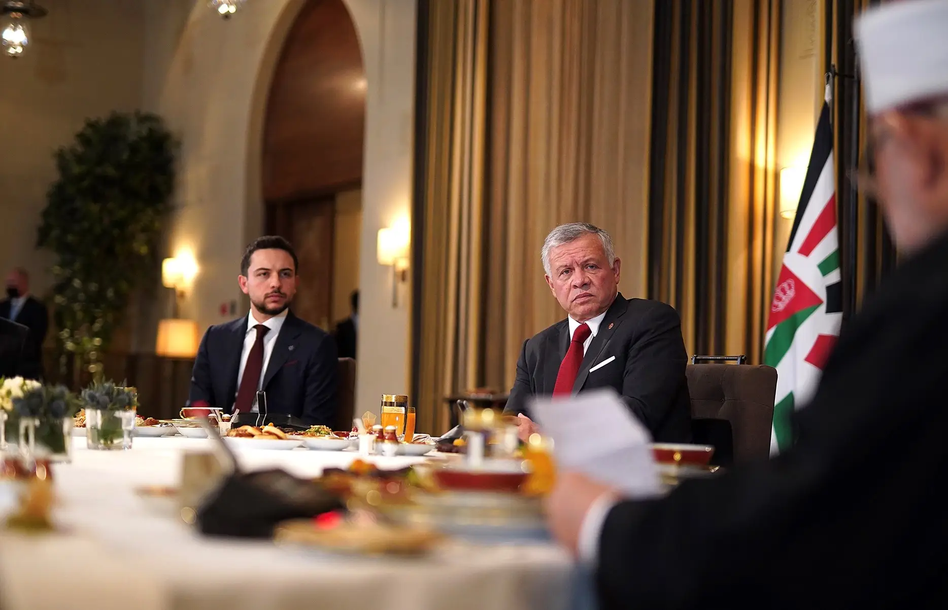 King hosts iftar for Jerusalemite figures