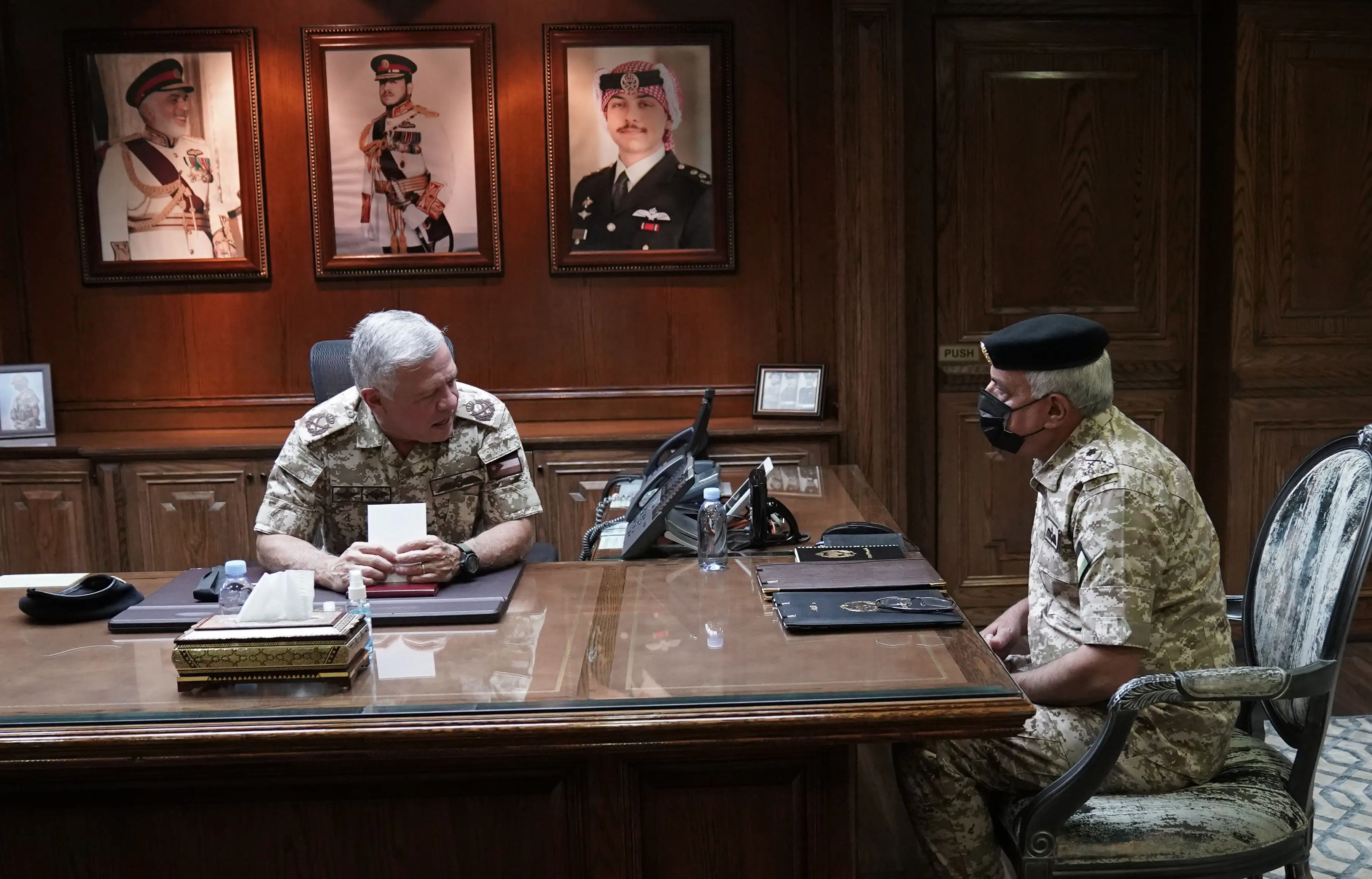 الملك يزور القيادة العامة للقوات المسلحة