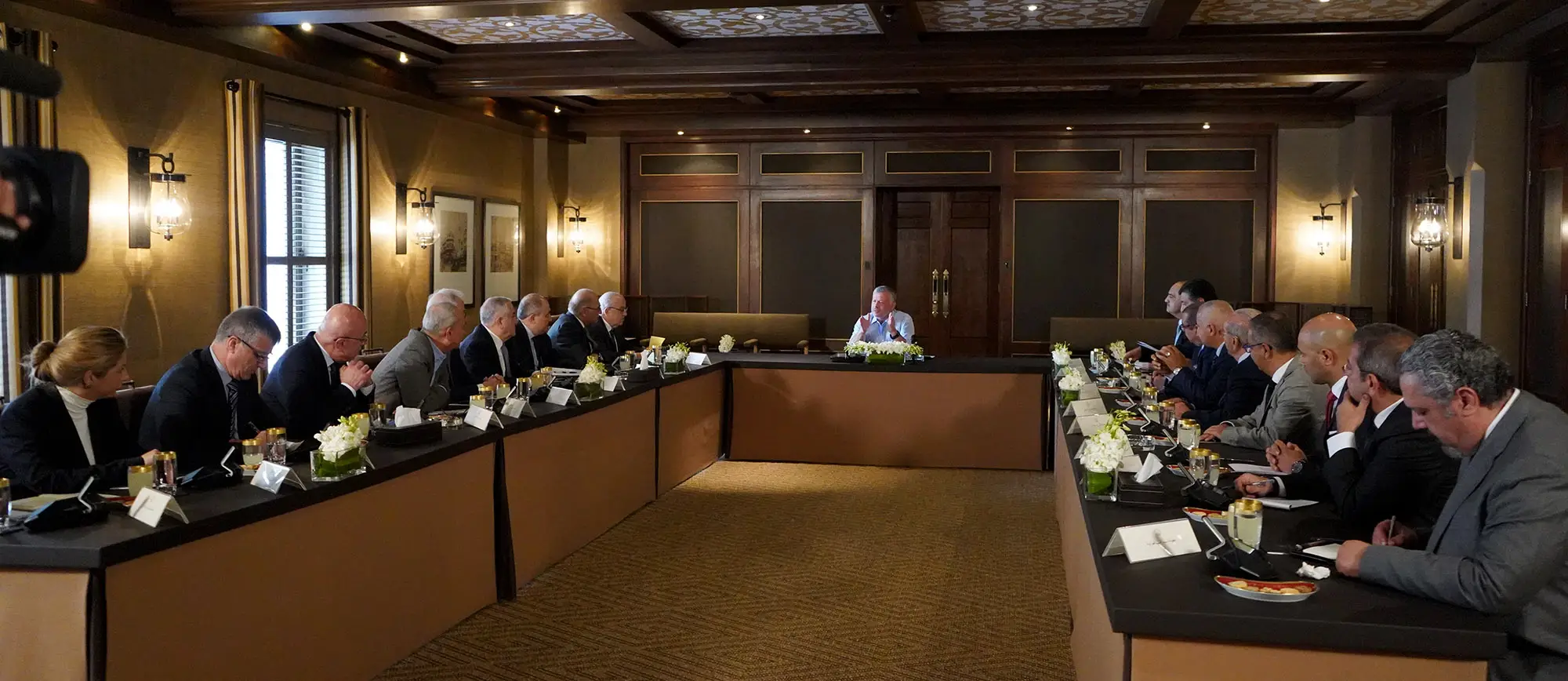 King attends part of workshop held with participation of economic, parliamentary, academic and media figures