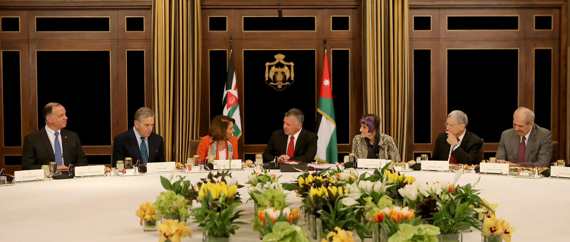 الملك يستقبل وفدا من أعضاء مجلس النواب الأمريكي