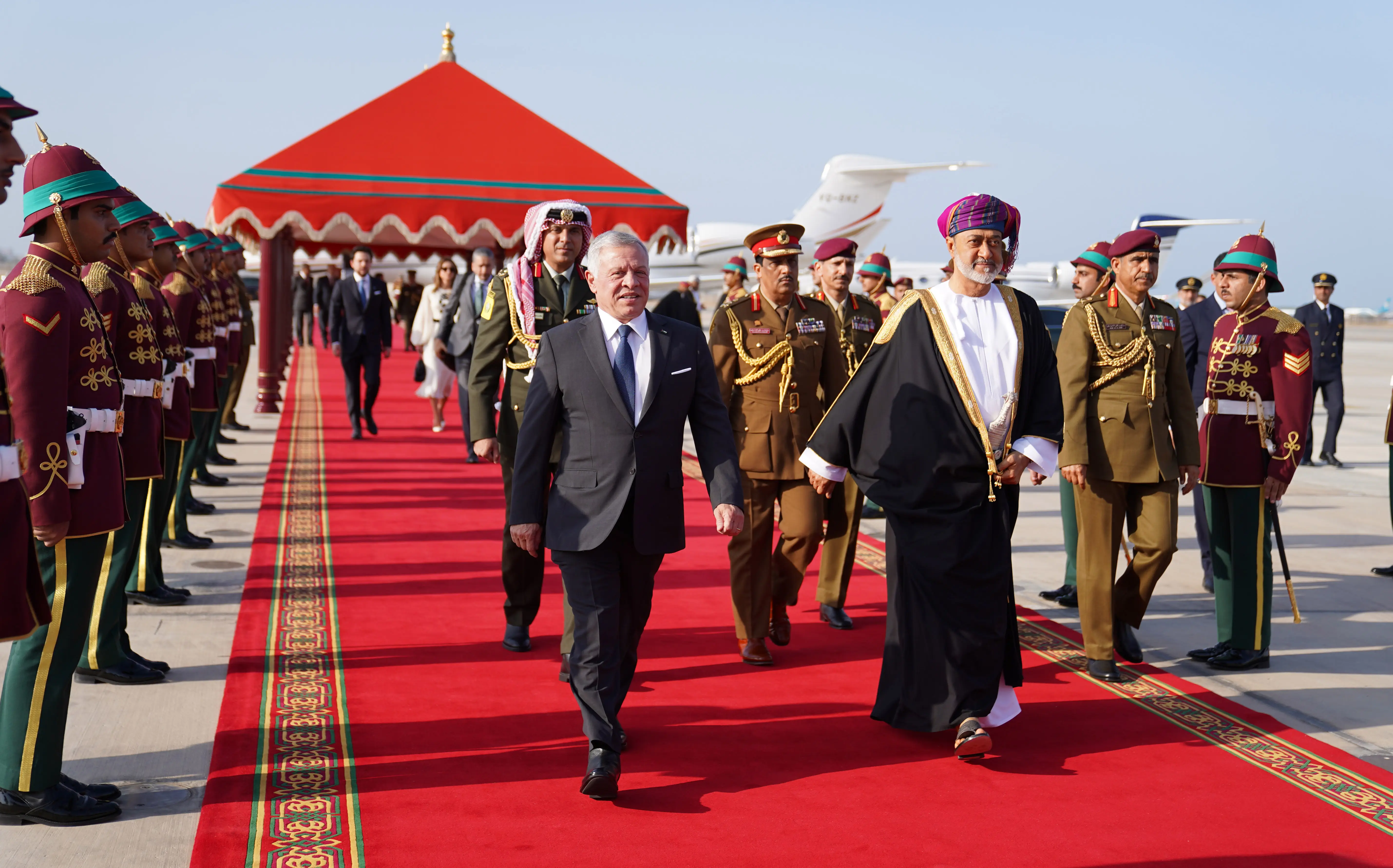King arrives in Oman