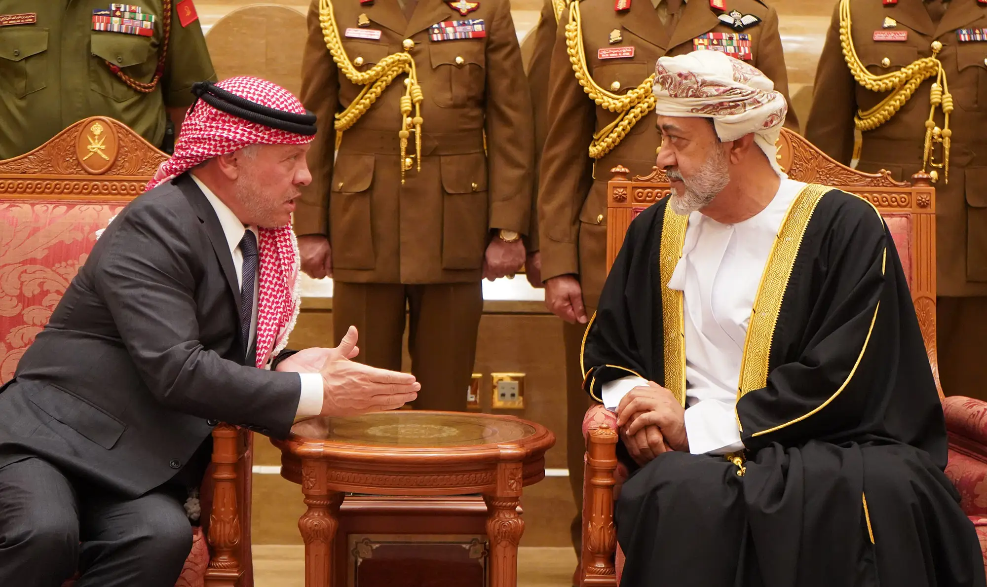 الملك وولي العهد يقدمان العزاء للسلطان هيثم بن طارق بن تيمور بوفاة السلطان قابوس بن سعيد