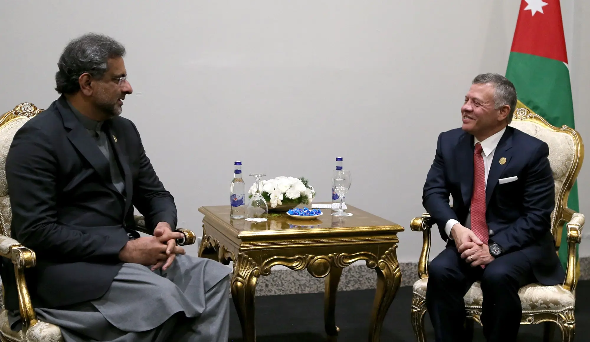 King meets prime ministers of Malaysia, Pakistan on sidelines of OIC summit