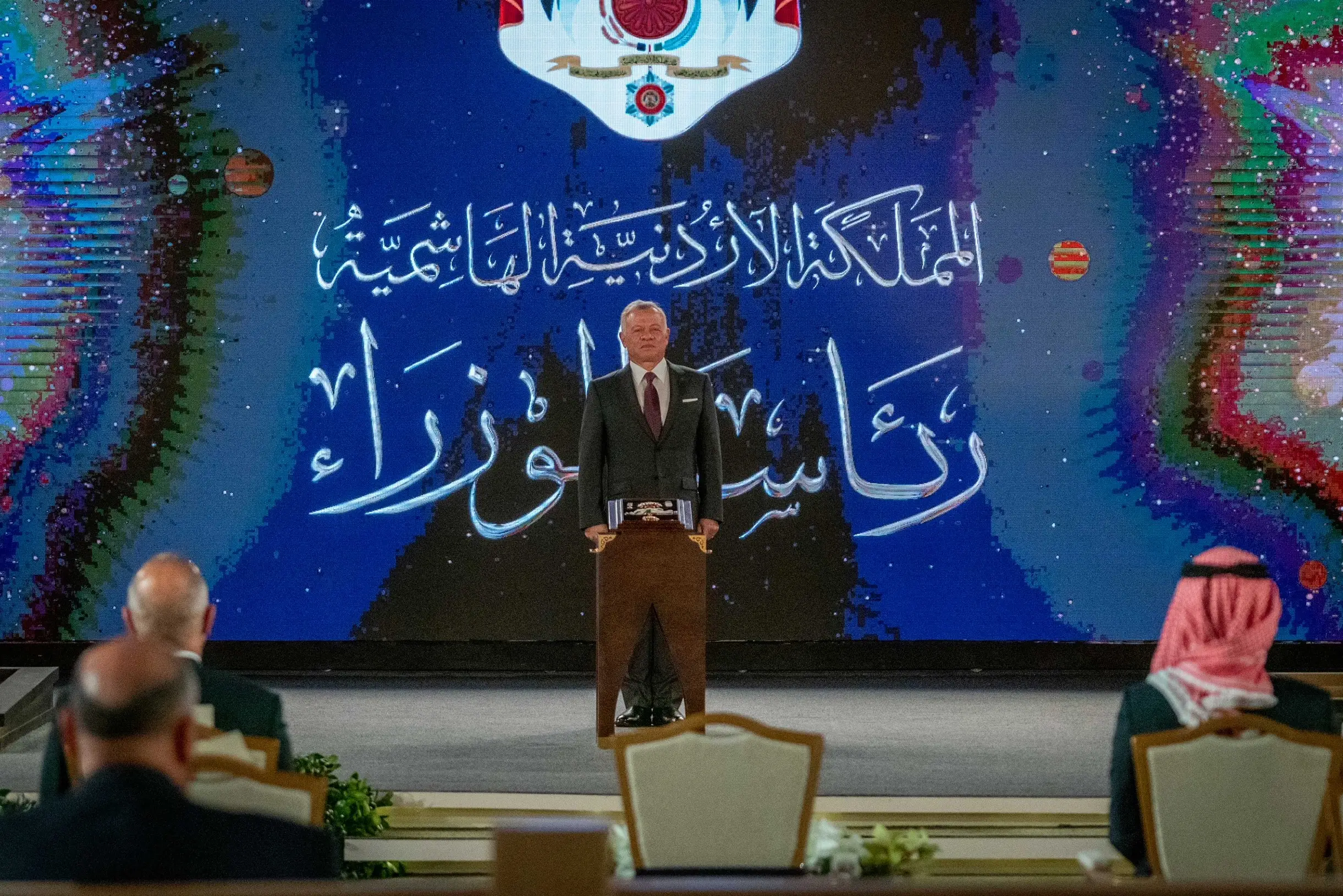 الملك يكرم مجموعة من الشخصيات خلال رعايته احتفال الحكومة بمئوية الدولة