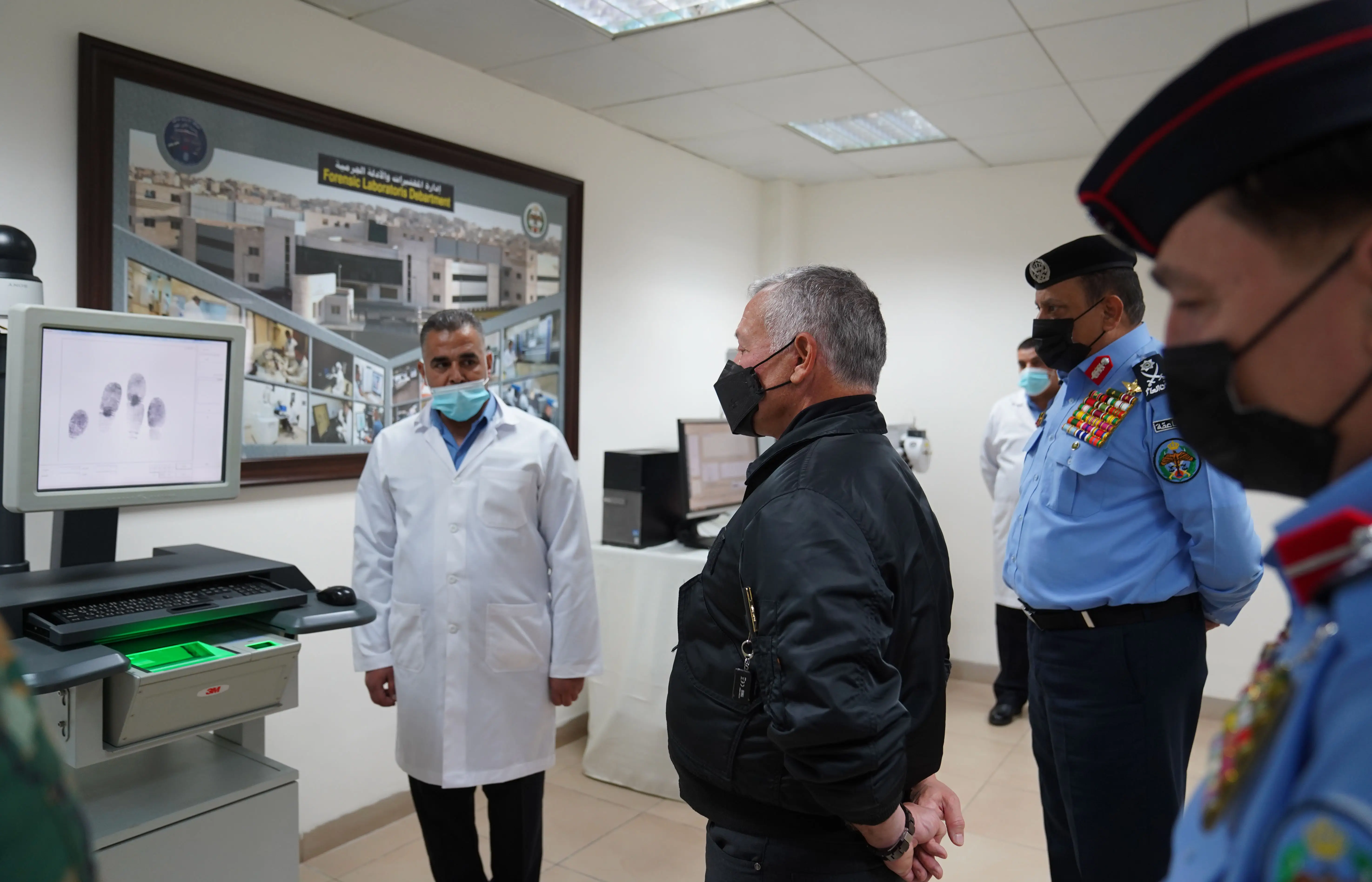 الملك يزور إدارة المختبرات والأدلة الجرمية ويثني على جهودها