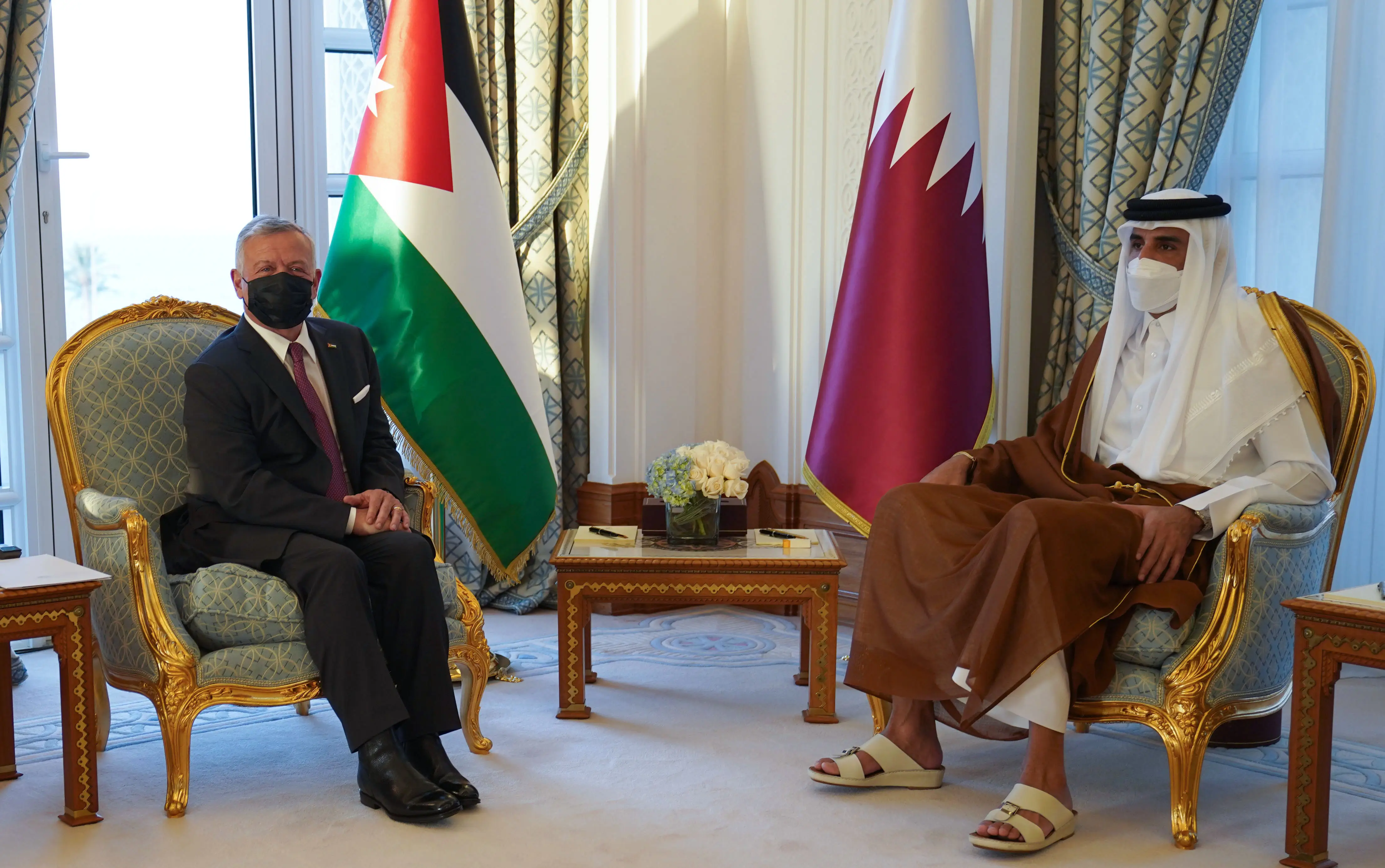 الملك يجري مباحثات مع أمير دولة قطر في الدوحة