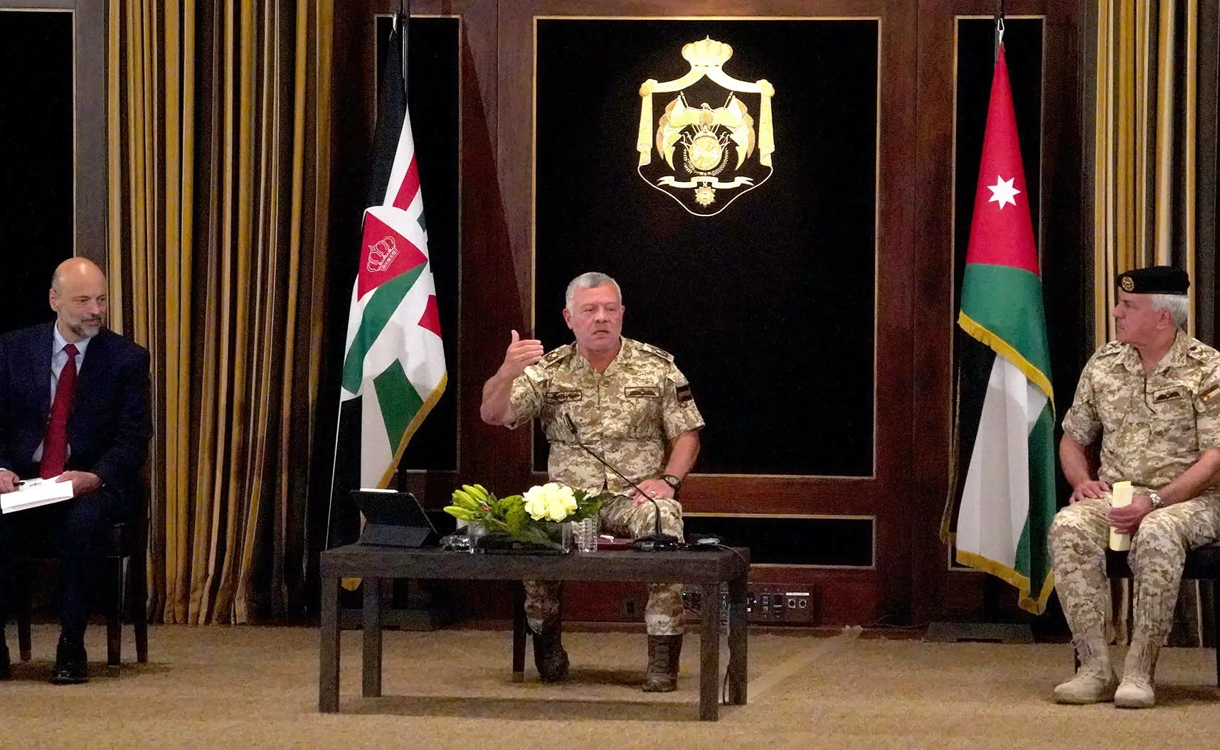 King meets military retirees, reaffirms Jordan’s unwavering position on Palestinian cause