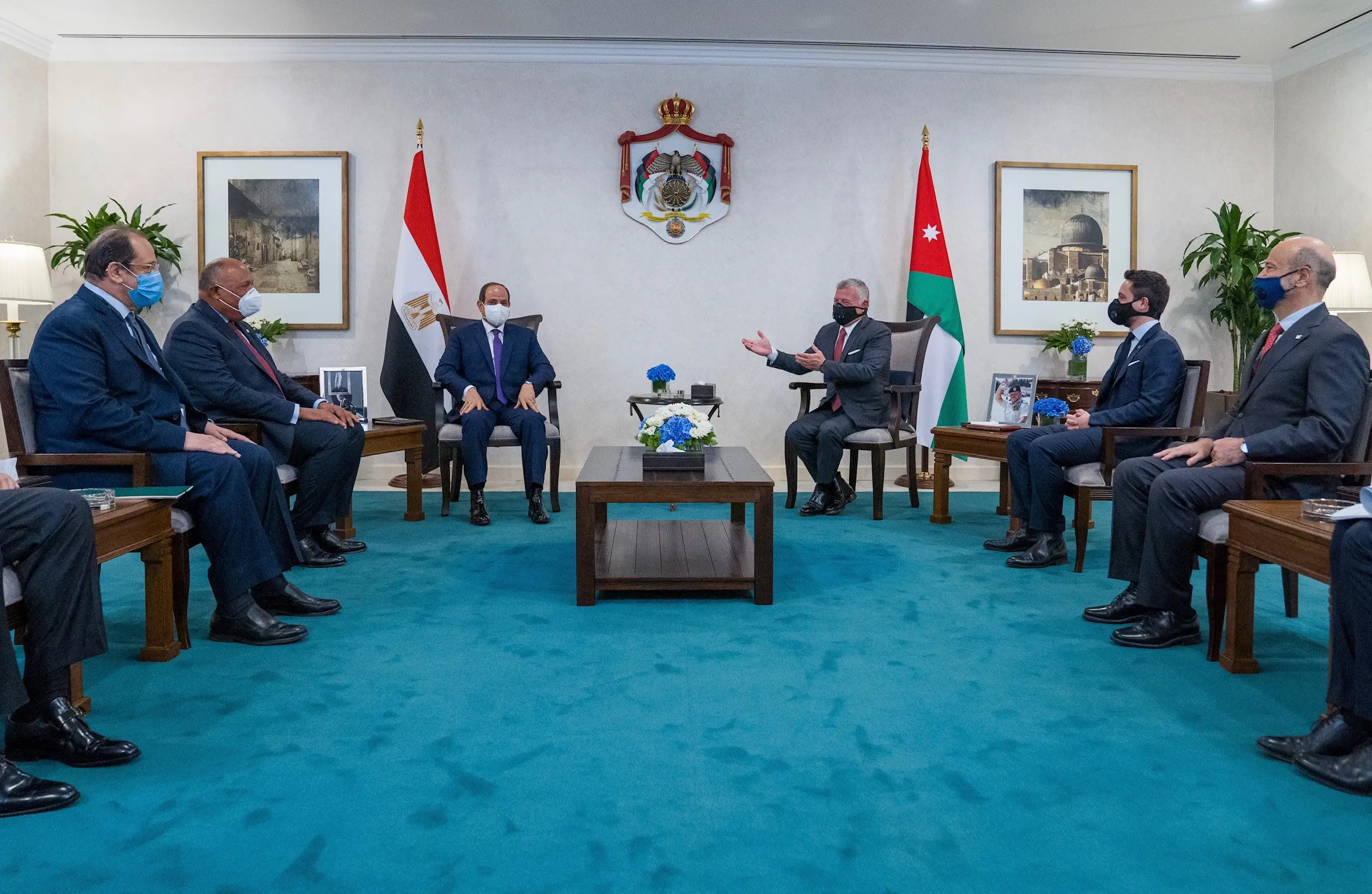 King holds separate bilateral meetings with Egypt president, Iraq PM