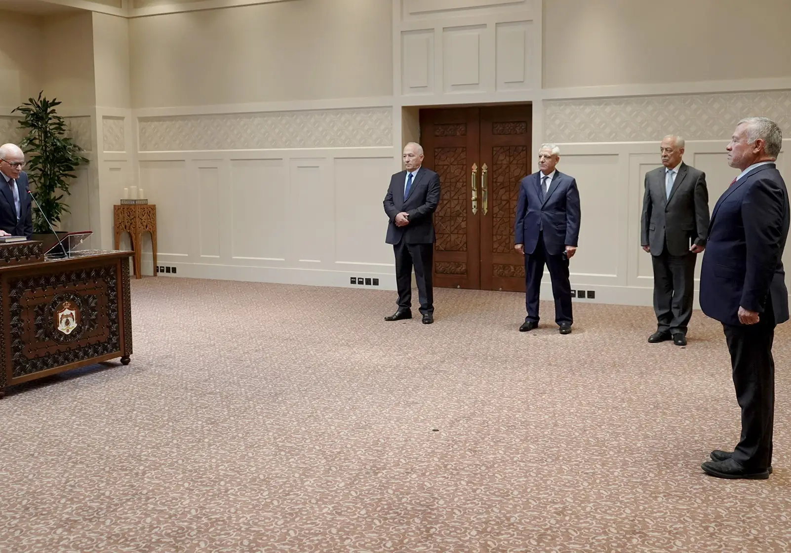 King swears in judges Thiabat, Zoubi