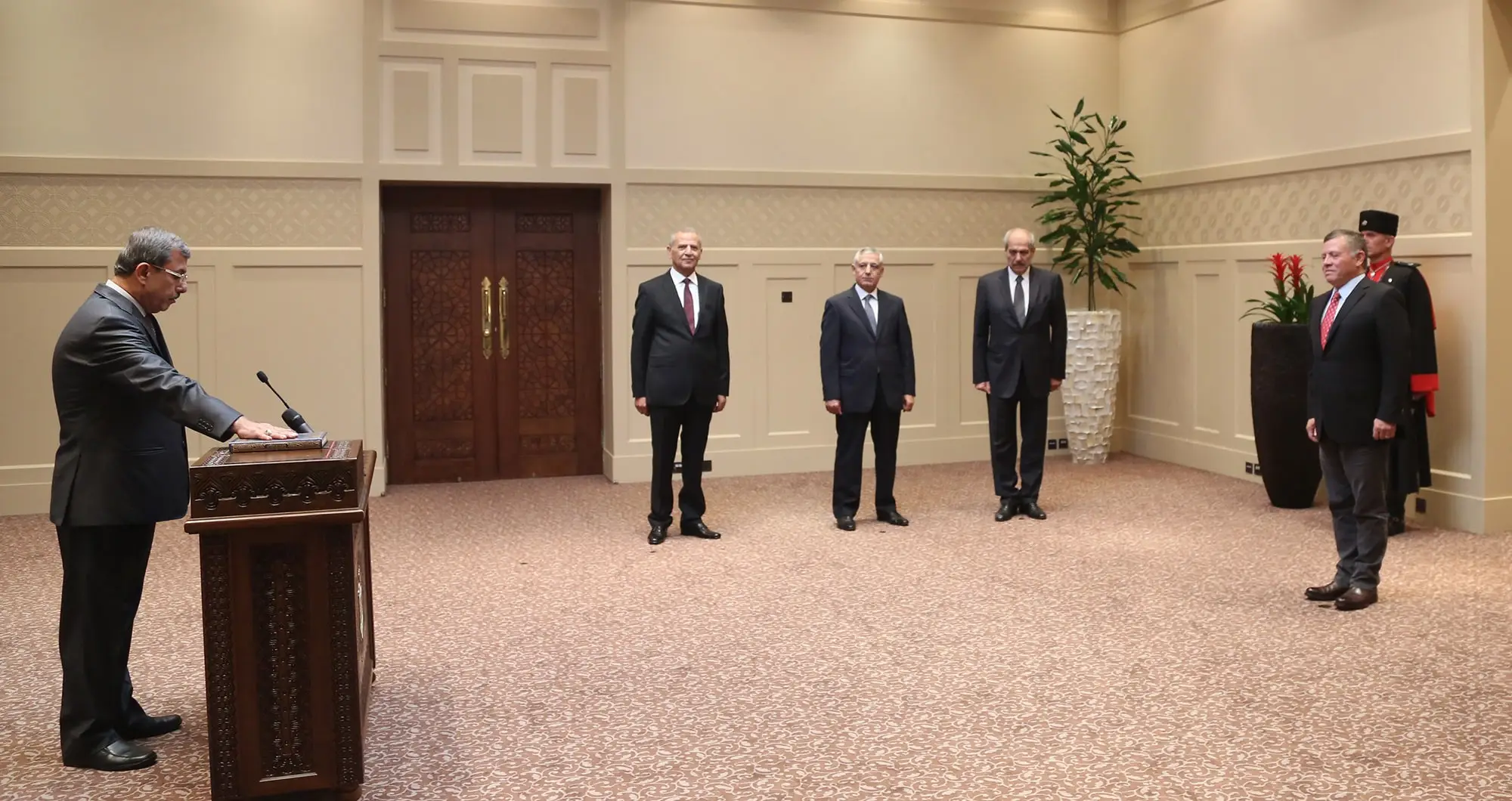 King swears in judges Shraideh, Kanaan
