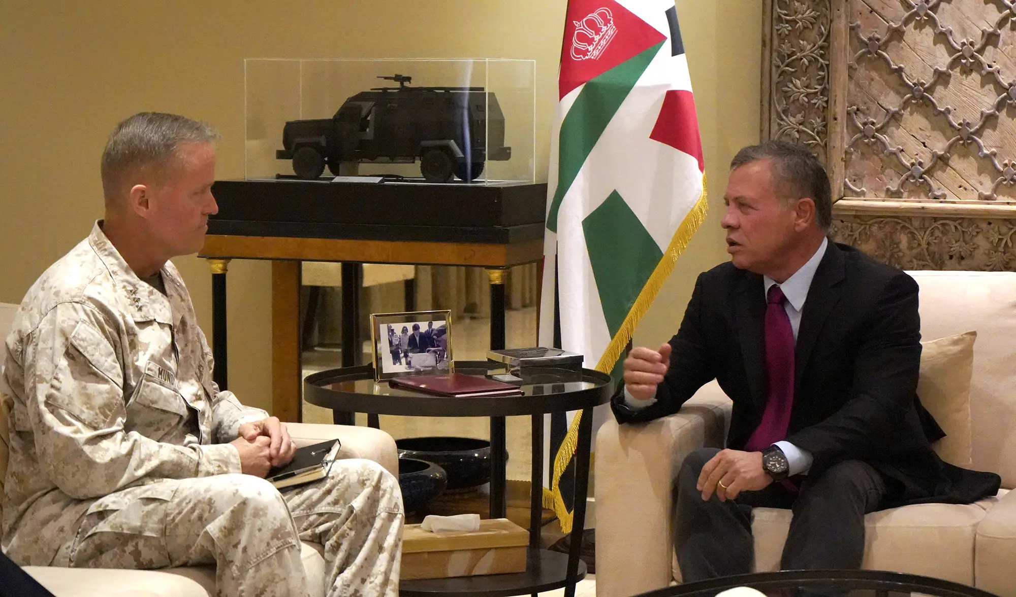 King receives commander of US marine corps forces central command