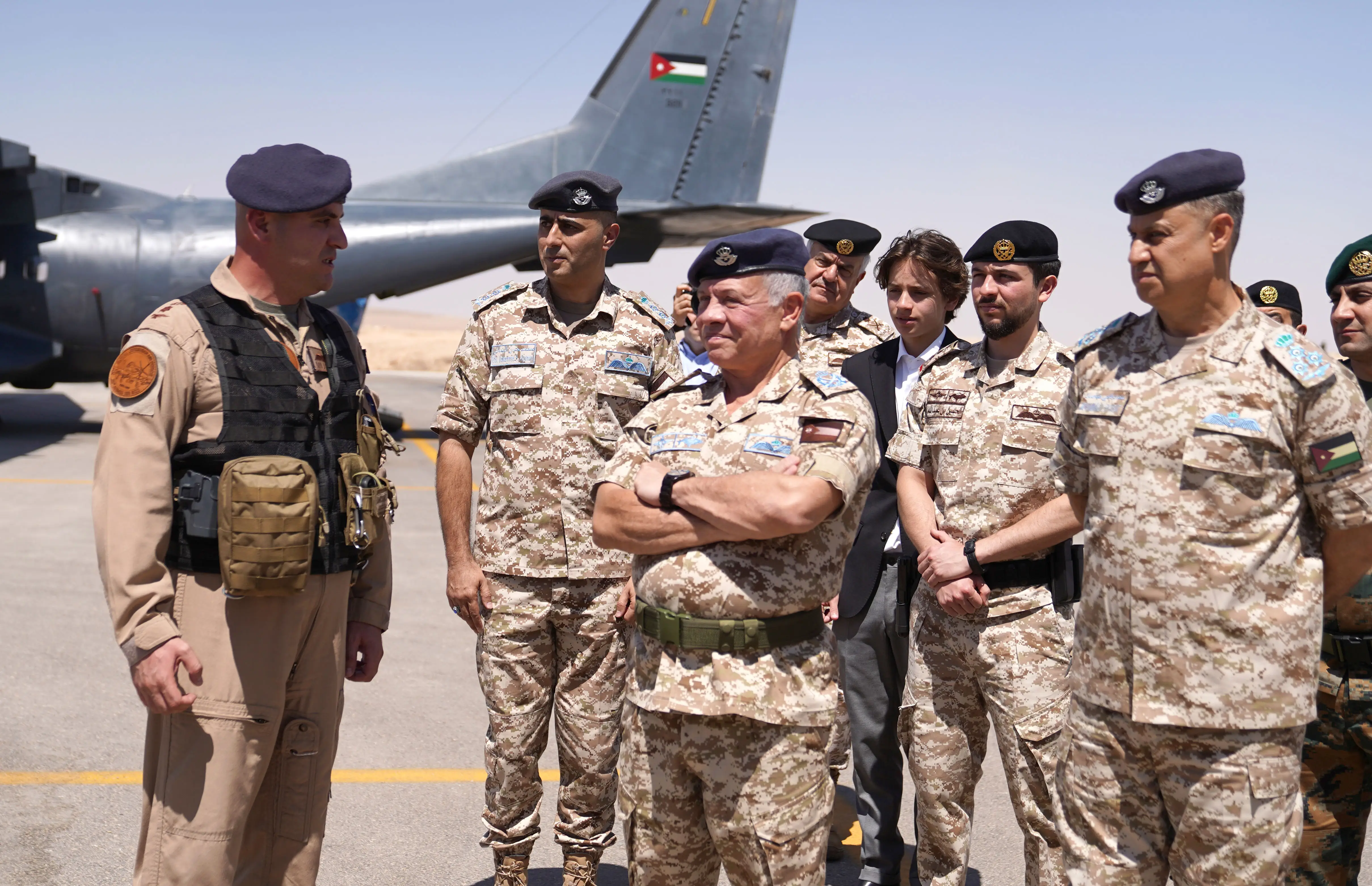 الملك يزور قاعدة الملك عبدﷲ الثاني الجوية