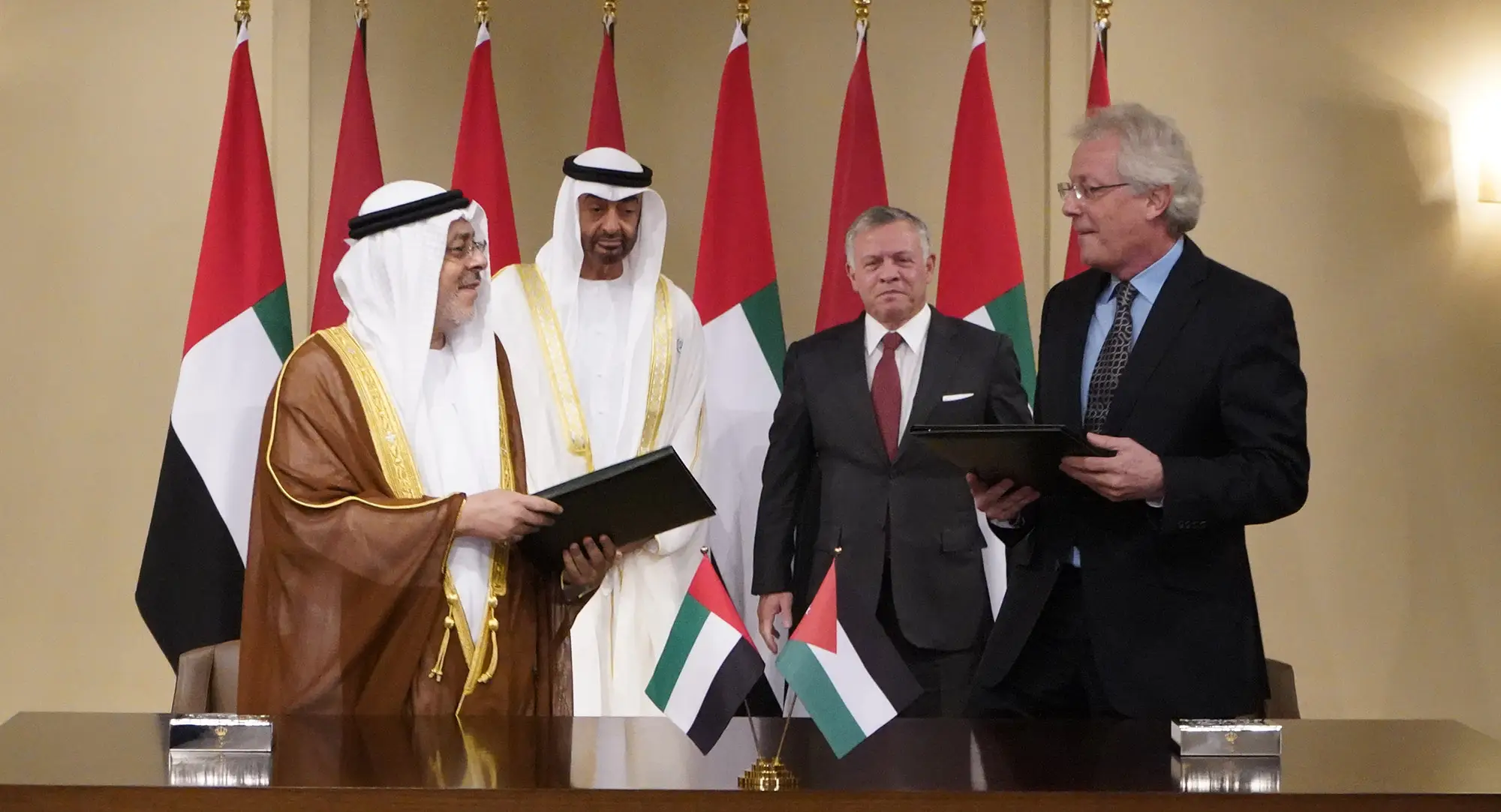King, Abu Dhabi crown prince witness signing of agreement between Khalifa Fund, Crown Prince Foundation