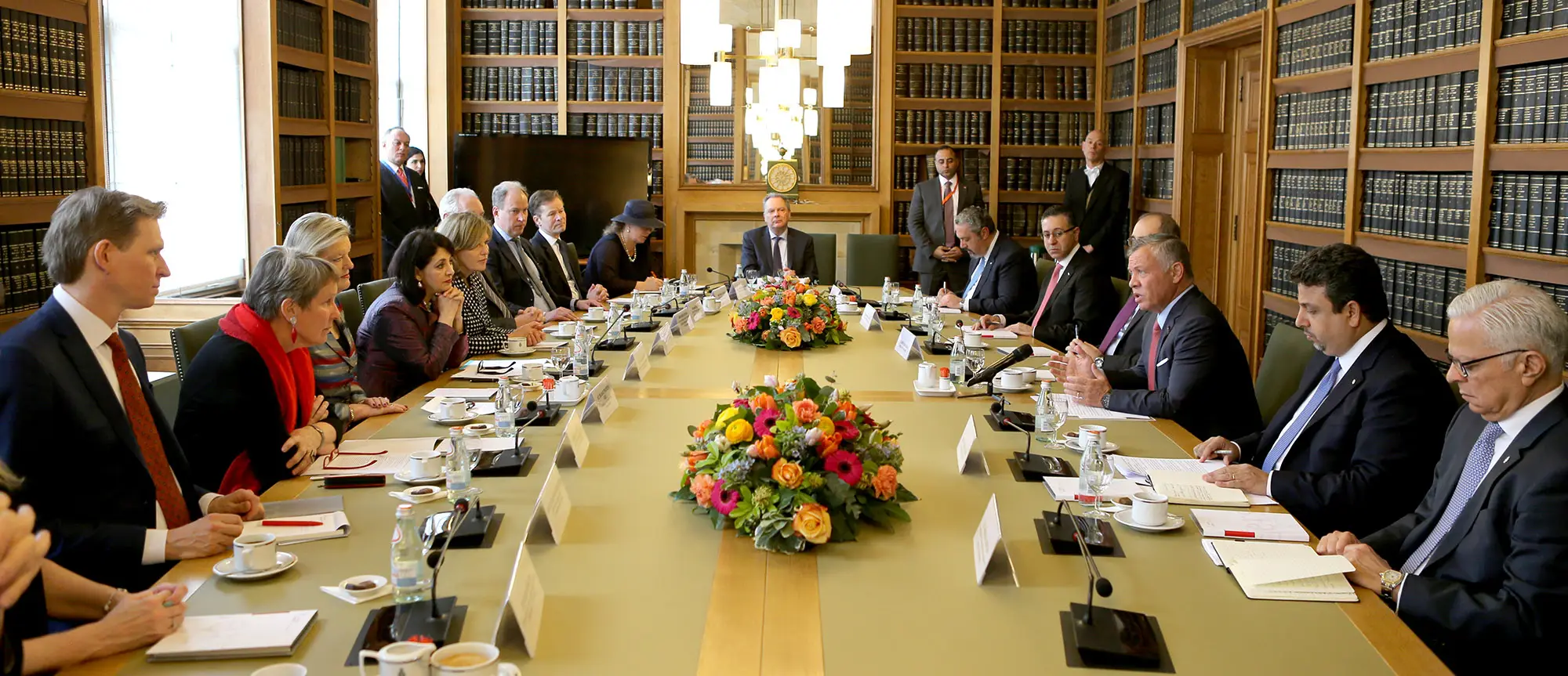 King meets heads of Dutch Senate, House