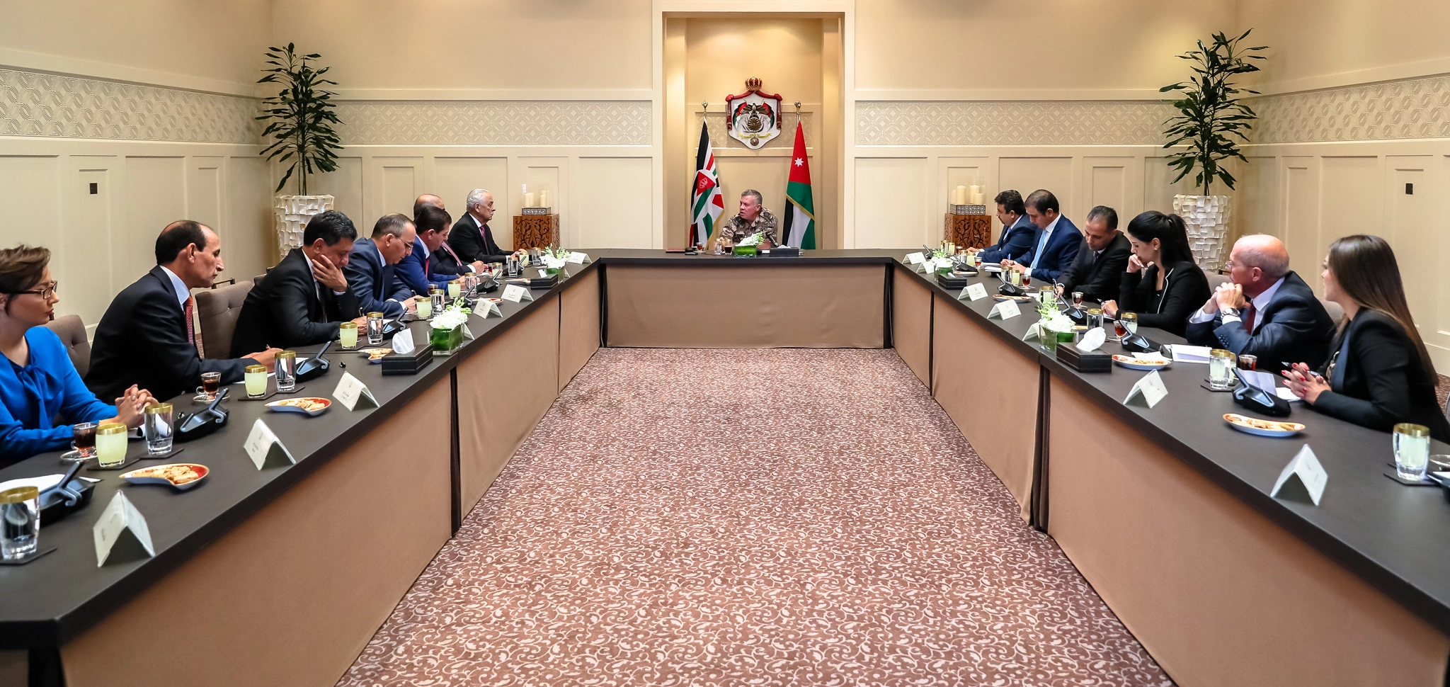 King meets media figures, affirms that law must apply to all without exception