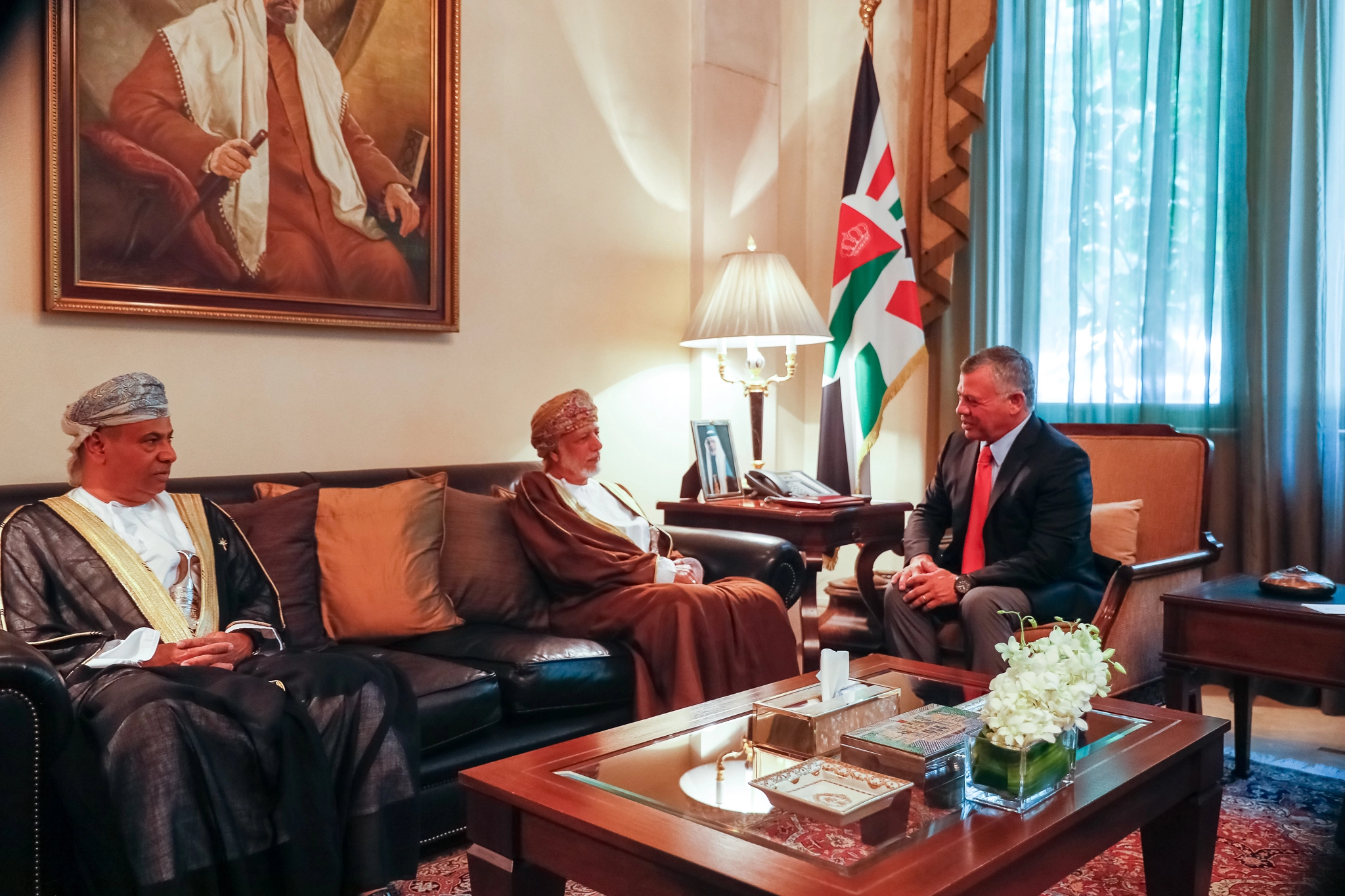 King receives Omani minister responsible for foreign affairs