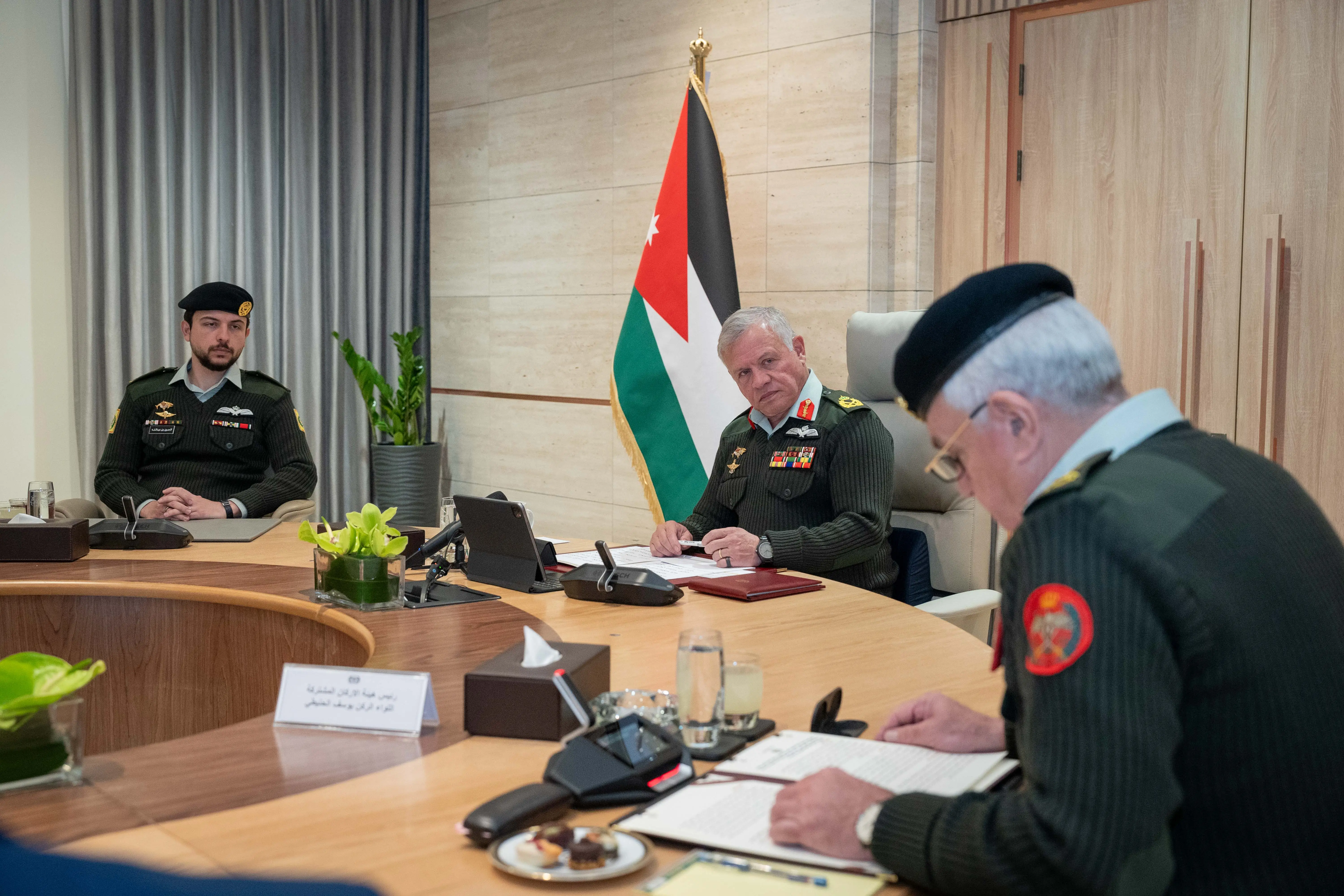King visits JAF General Command to mark 68th anniversary of army leadership Arabisation