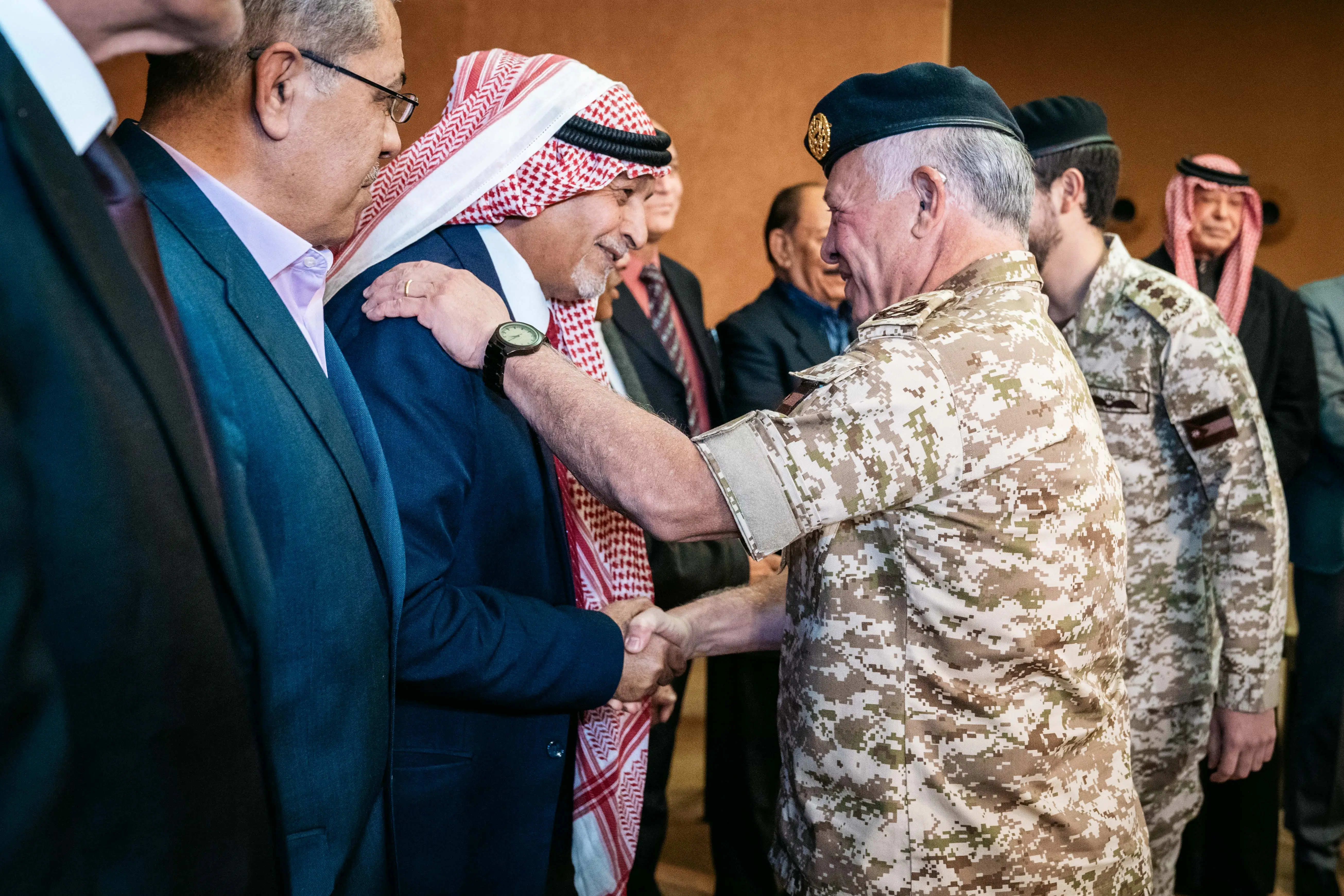 الملك يلتقي مجموعة من رفاق السلاح بيوم الوفاء للمتقاعدين العسكريين والمحاربين القدامى