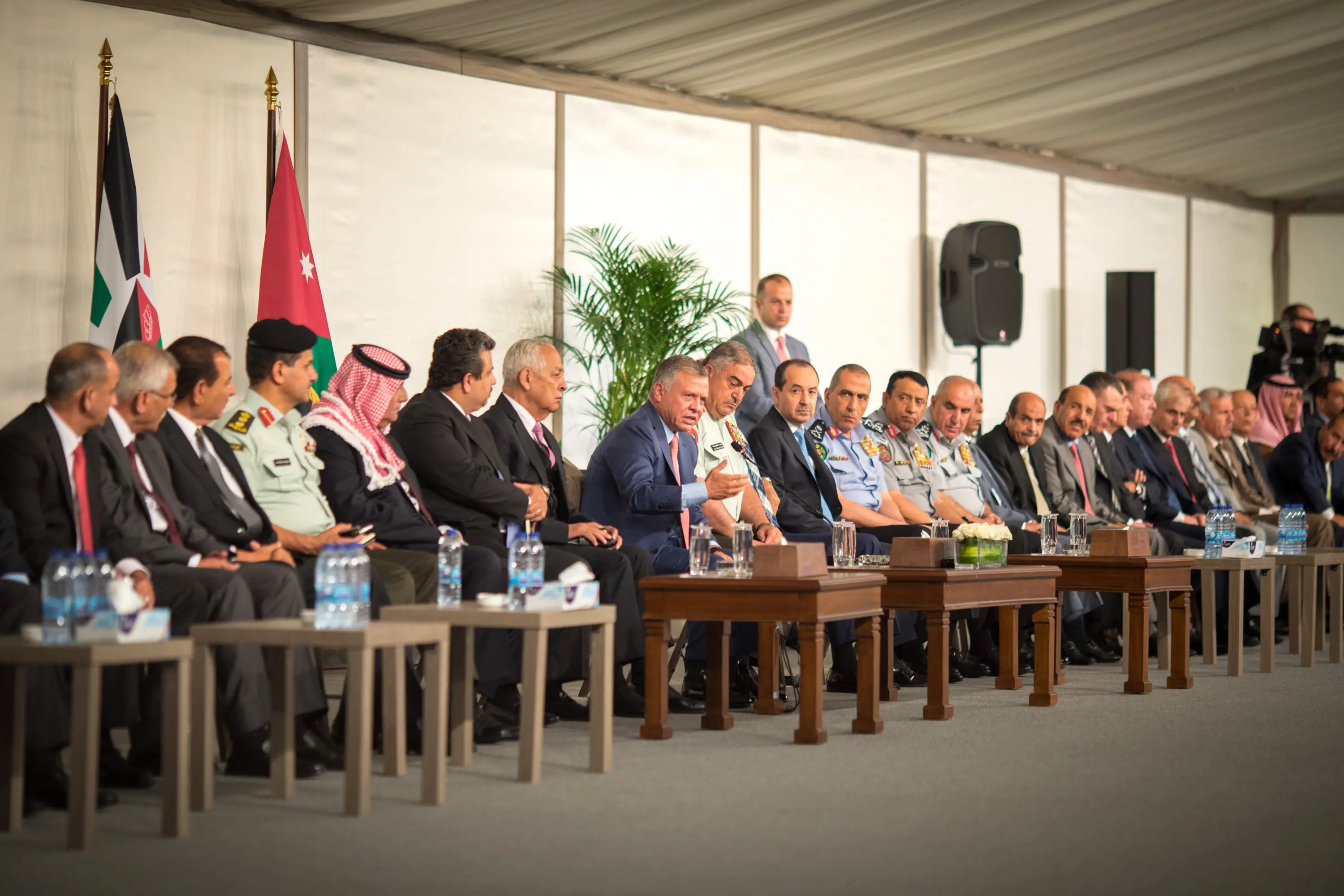 King meets retired servicemen, veterans