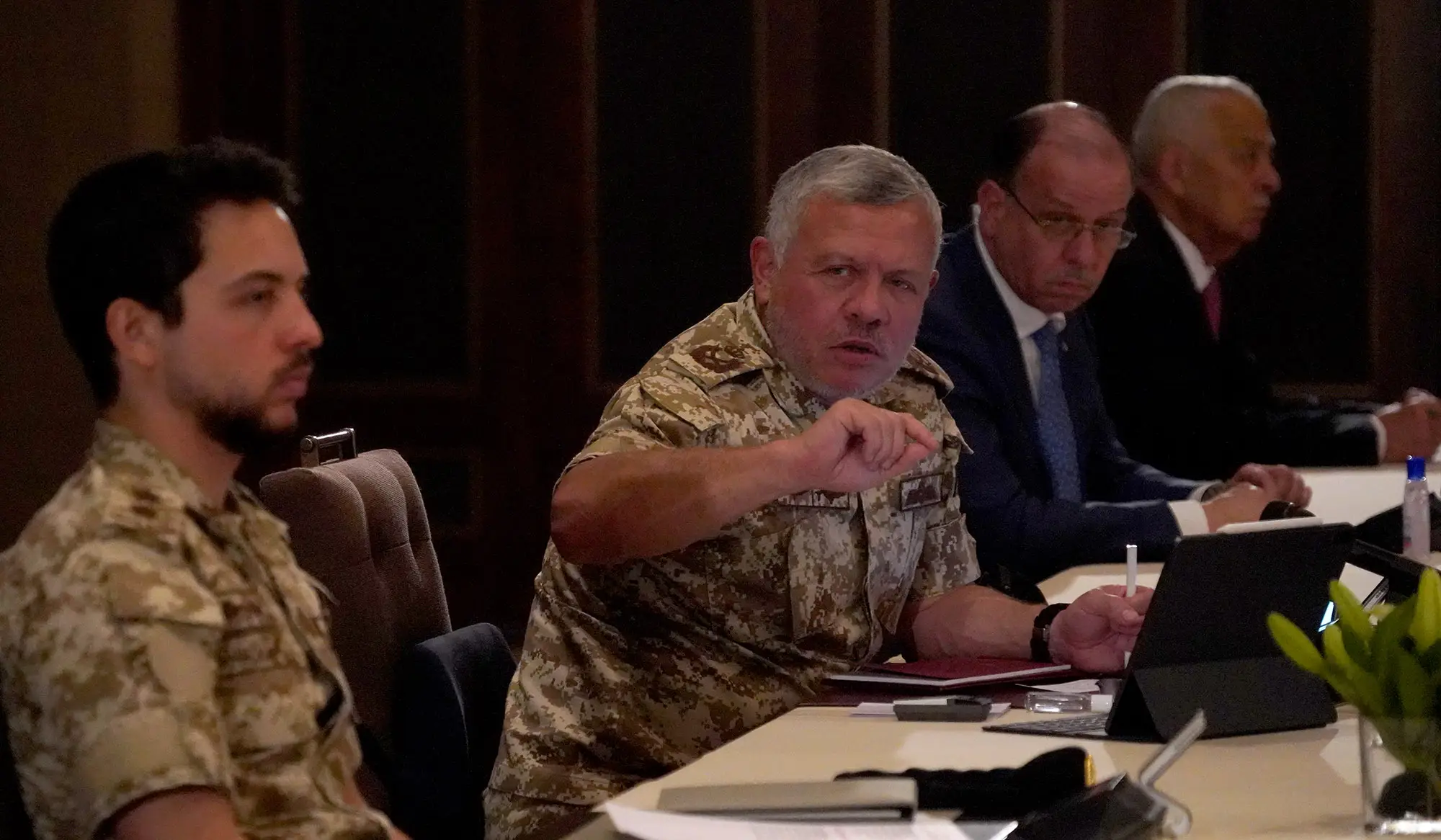 King urges bolstering exports, controlling government expenditure to ease pressure on economy