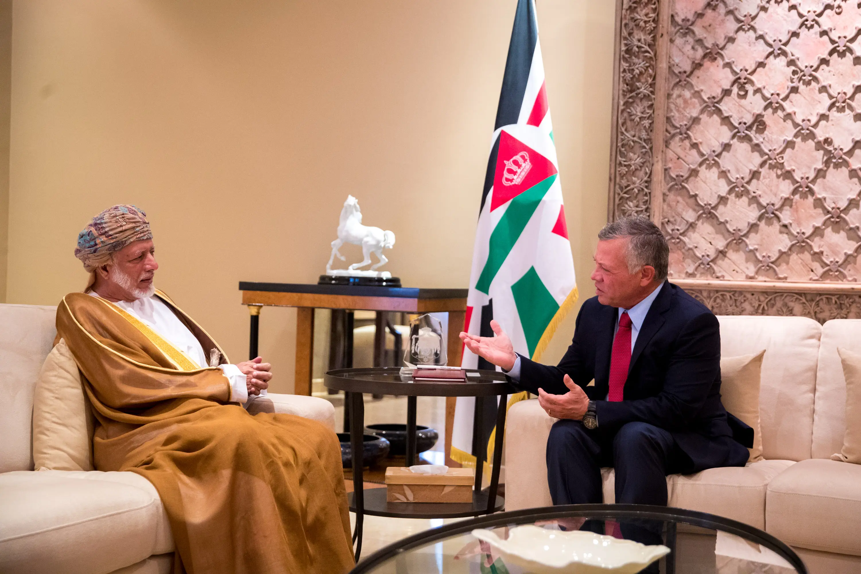 King receives Oman FM, who delivers letter from sultan