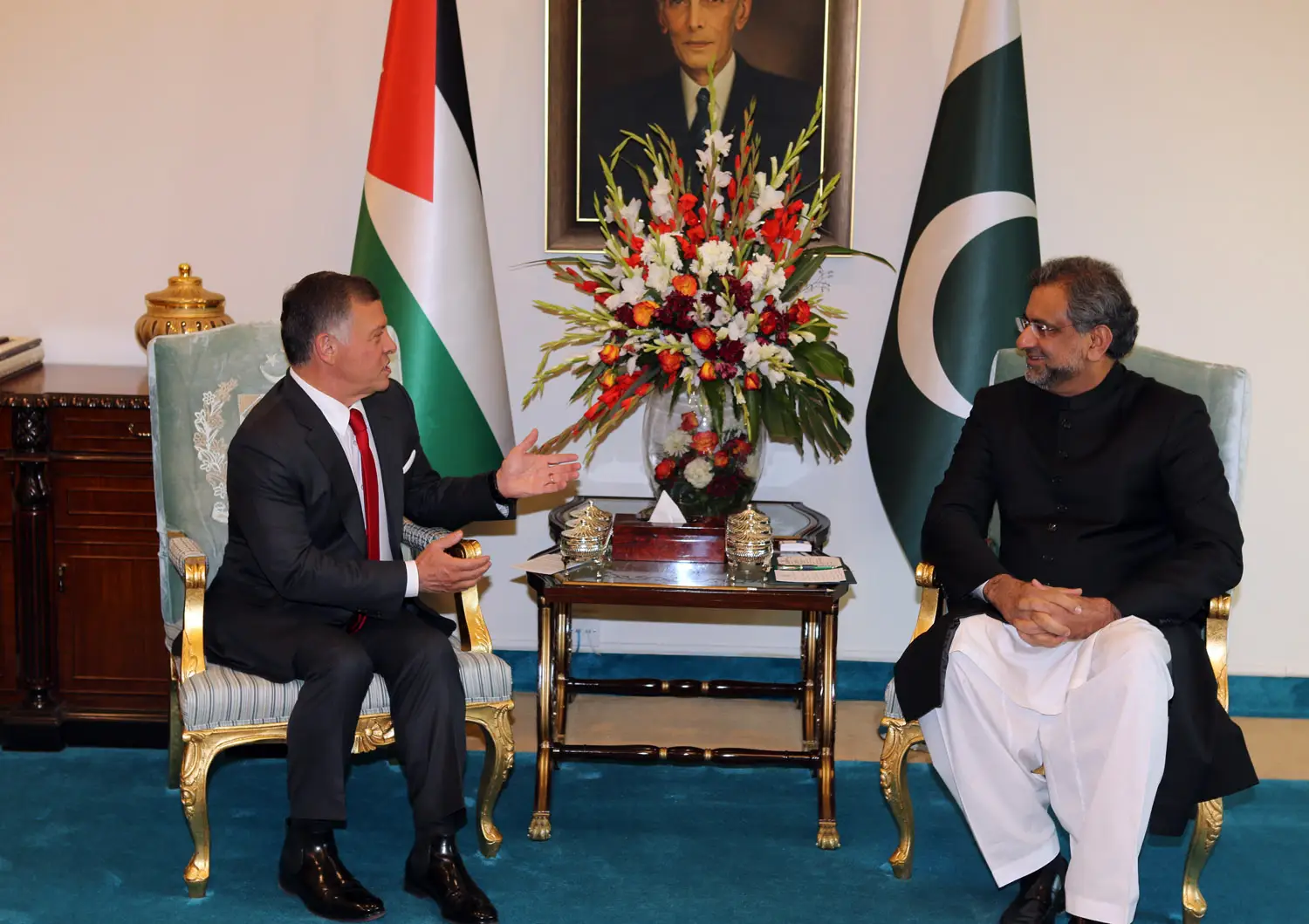 King holds talks with Pakistani PM in Islamabad