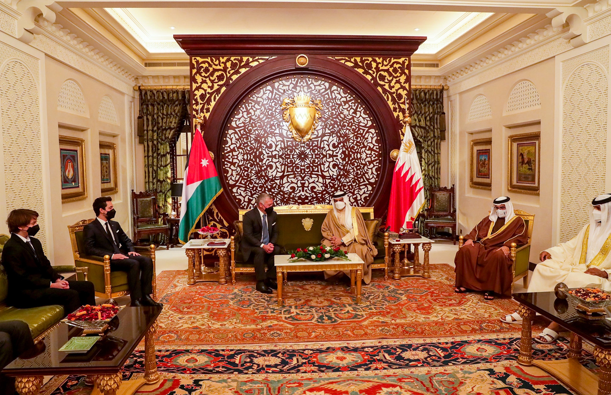 King holds talks with Bahrain monarch