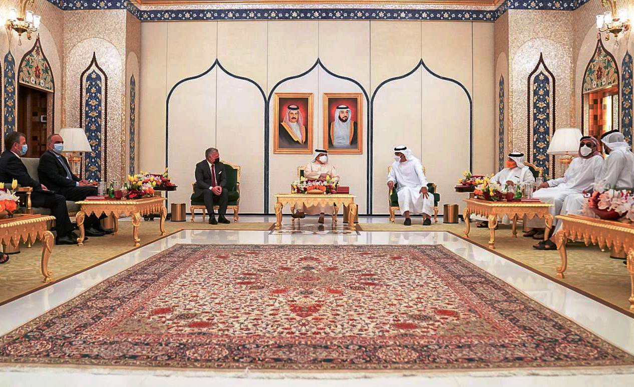 King, Bahrain monarch, and Abu Dhabi crown prince hold trilateral summit in UAE