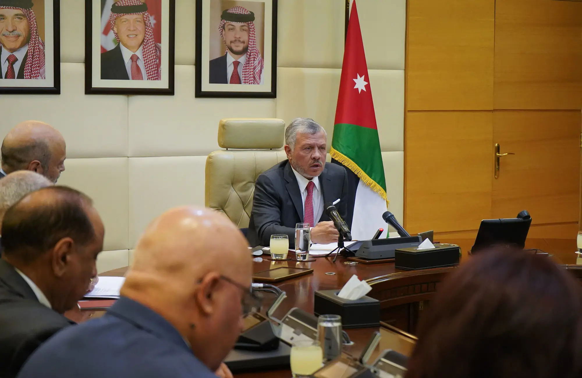 King chairs part of Cabinet meeting, urges clear measures to stimulate economy, meet citizen needs and reduce unemployment