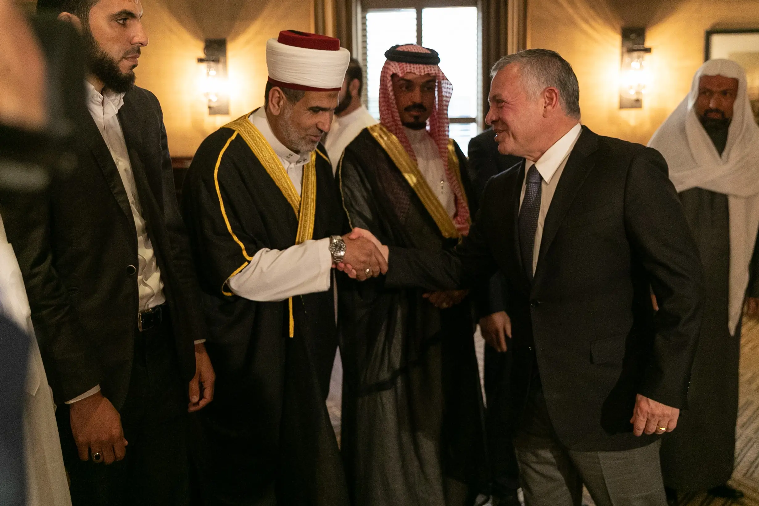 King meets with group of imams, preachers, joins them for iftar