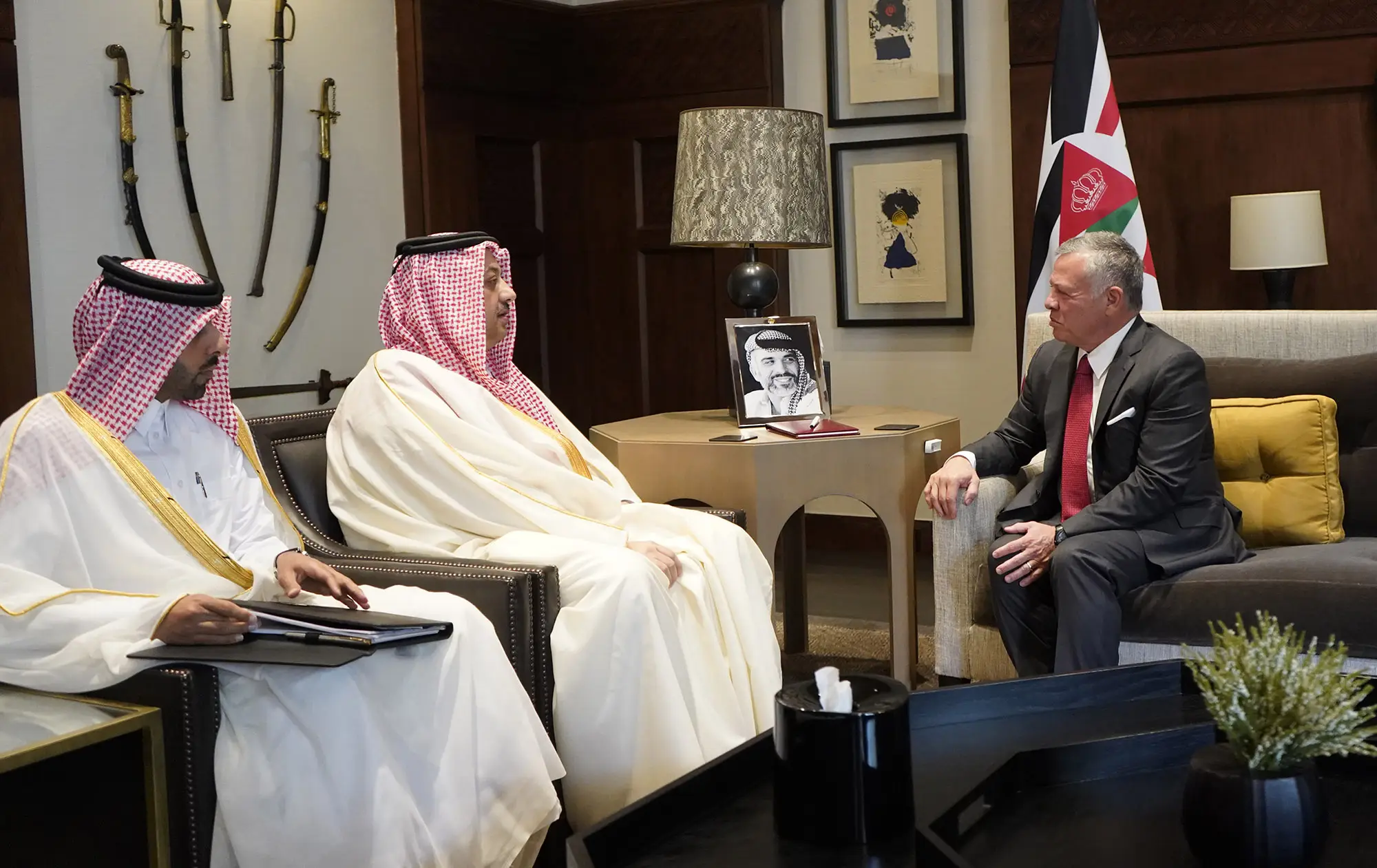 King receives Deputy PM of Qatar