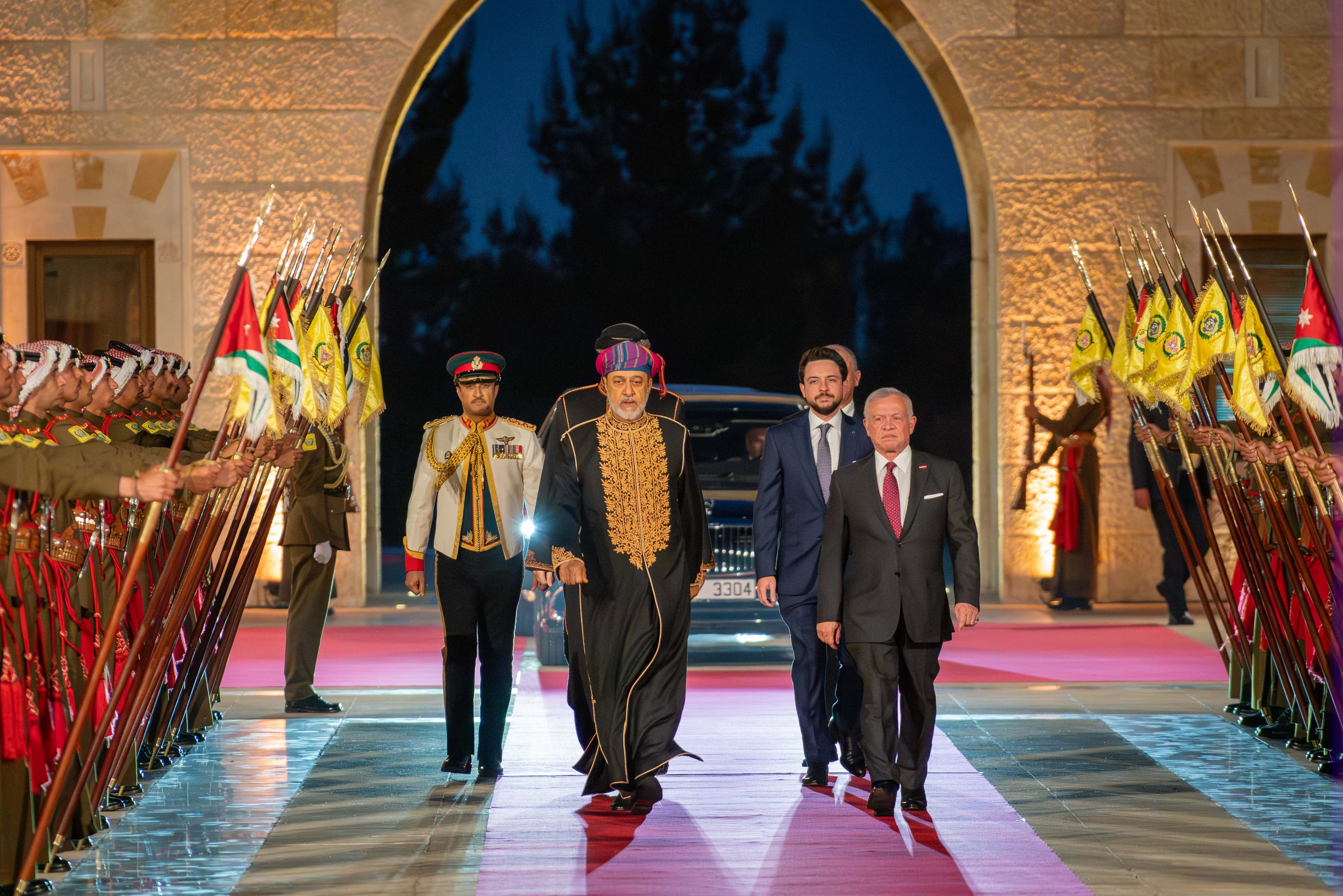 King hosts dinner in honour of Oman sultan