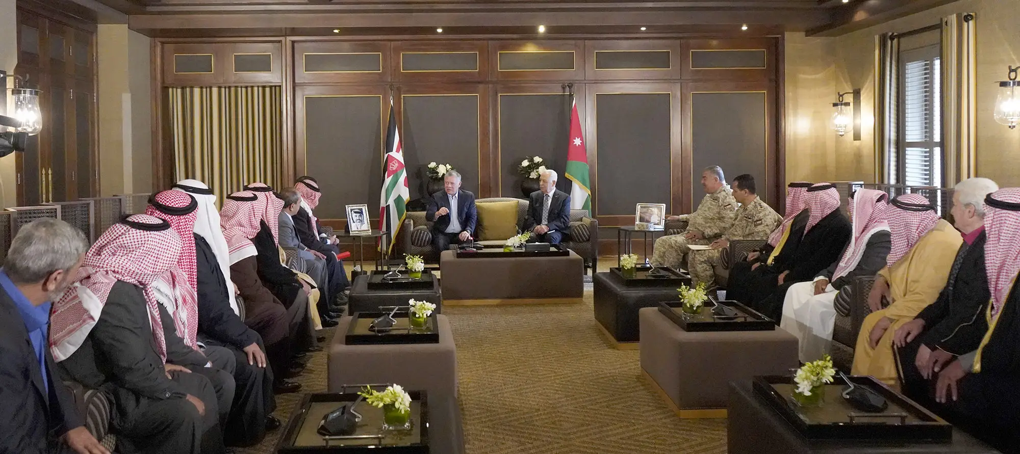 الملك يلتقي عددا من رفاق السلاح المتقاعدين ممن خدموا مع جلالته في كتيبة المدرعات/2 الملكية