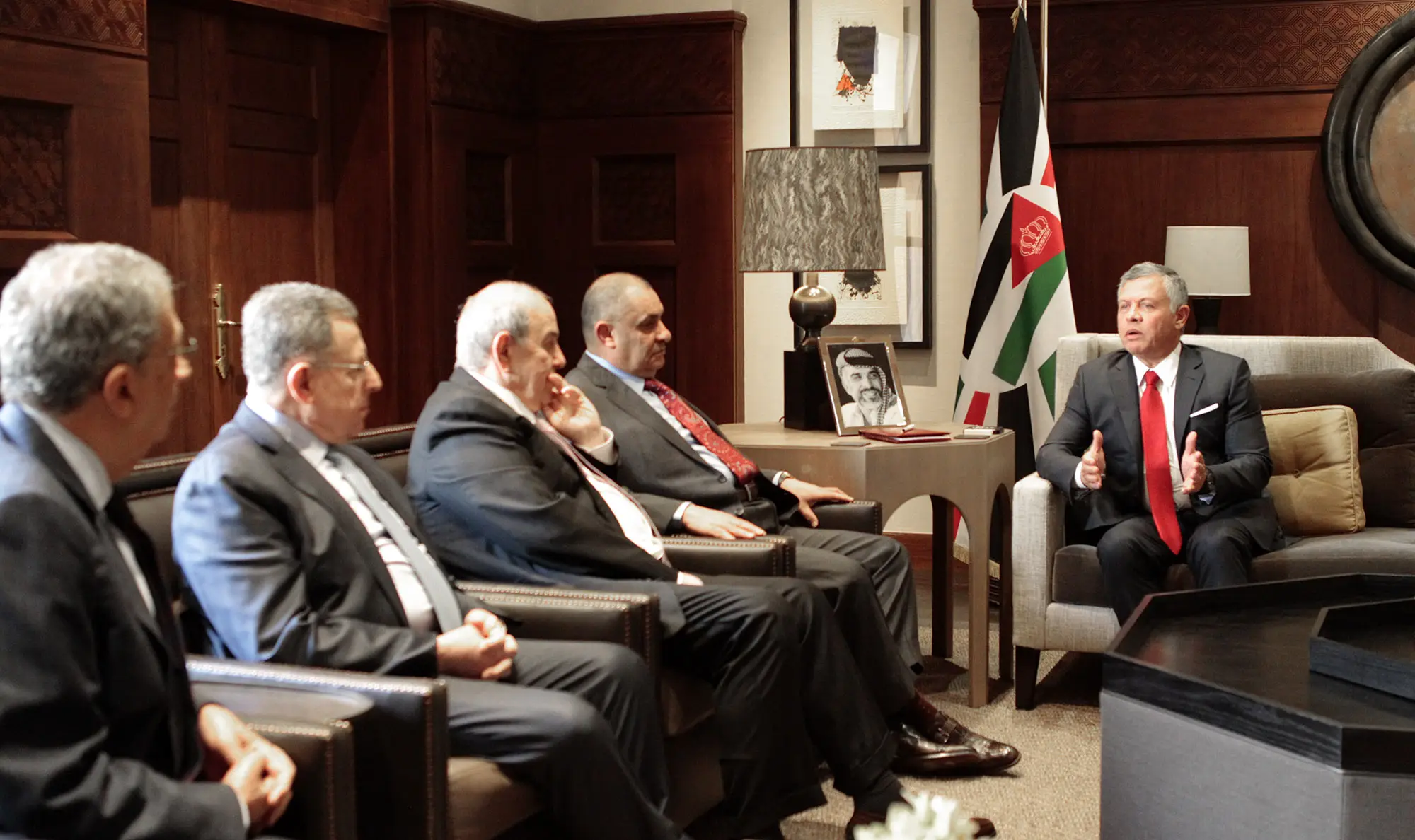 King receives Arab and International Relations Council delegation