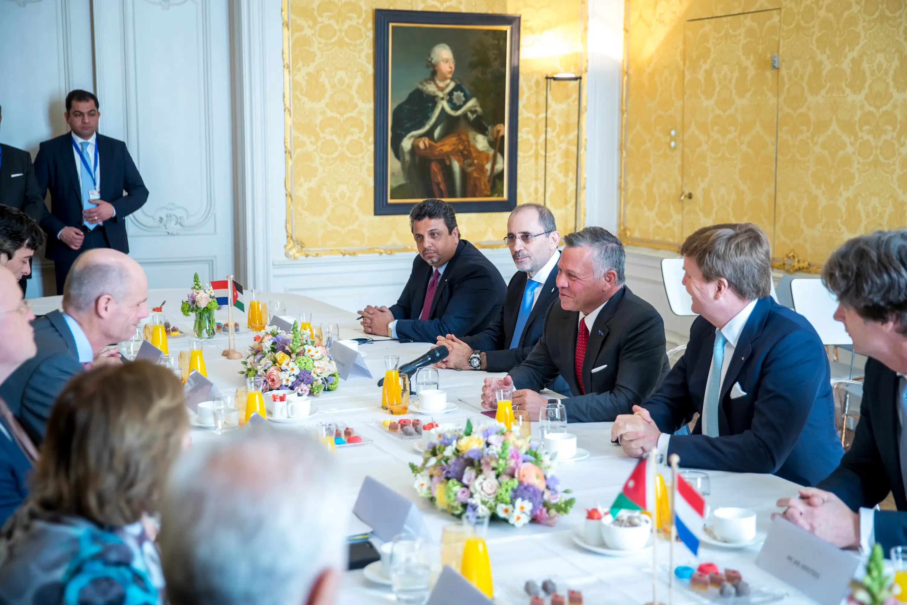 King attends roundtable in The Hague on regional security