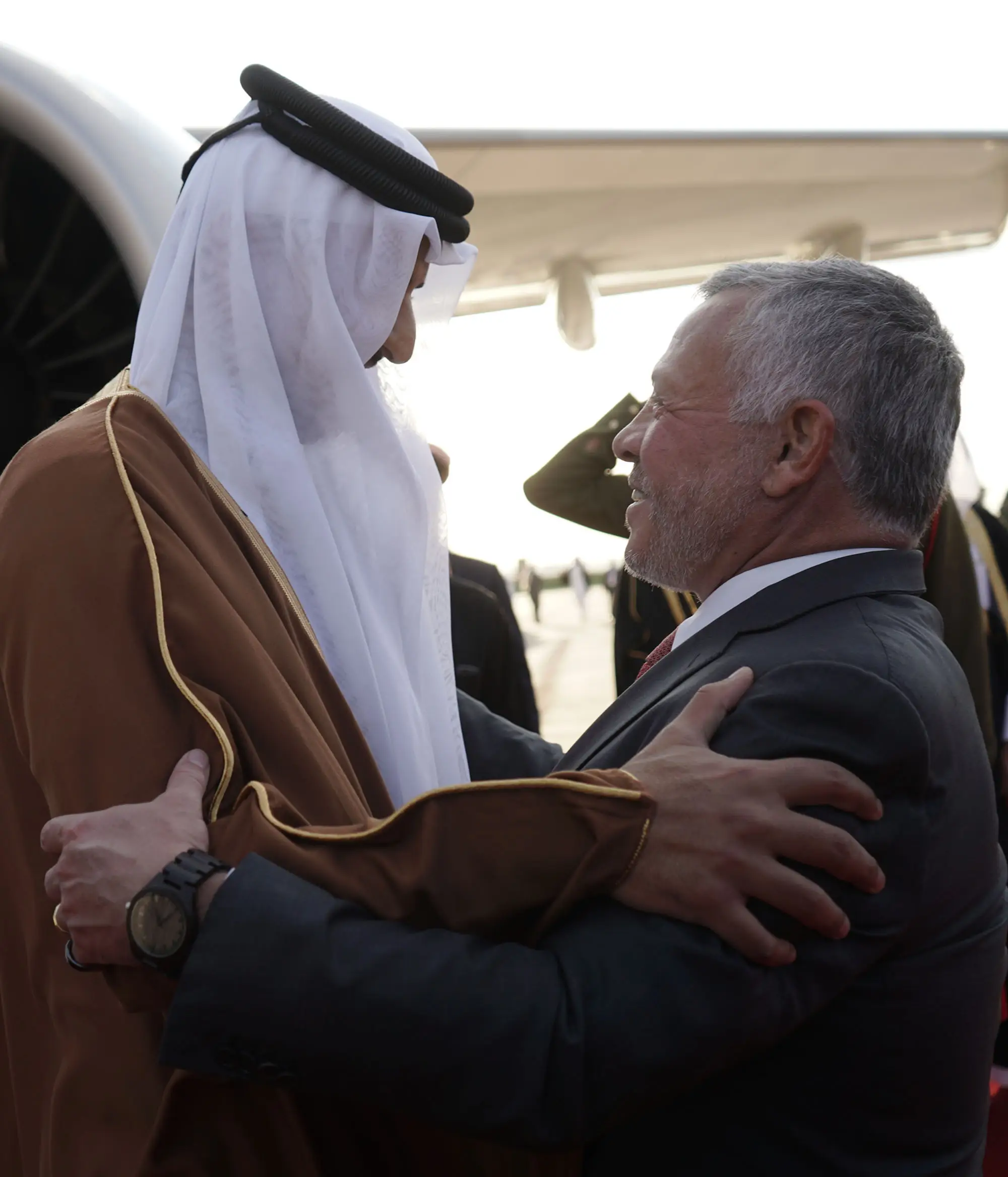 الملك في مقدمة مستقبلي أمير دولة قطر لدى وصوله إلى عمان