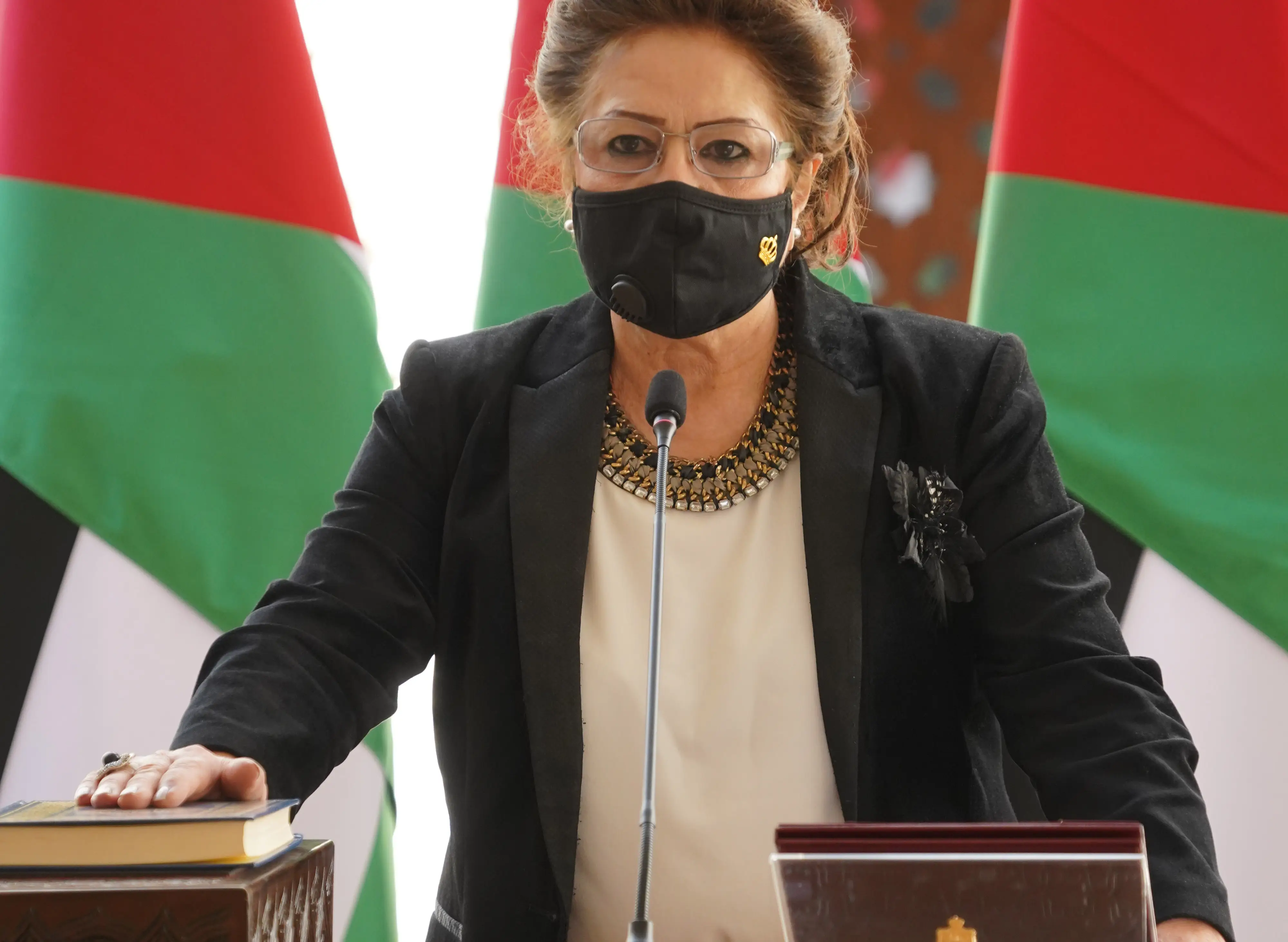 King swears in Hikmat as member of Constitutional Court
